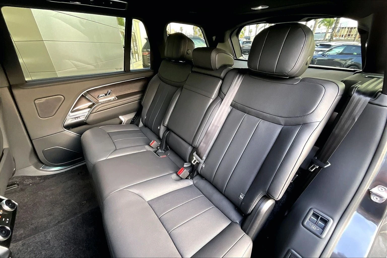 2027 Land Rover Range Rover SE LWB (L460), 10/15