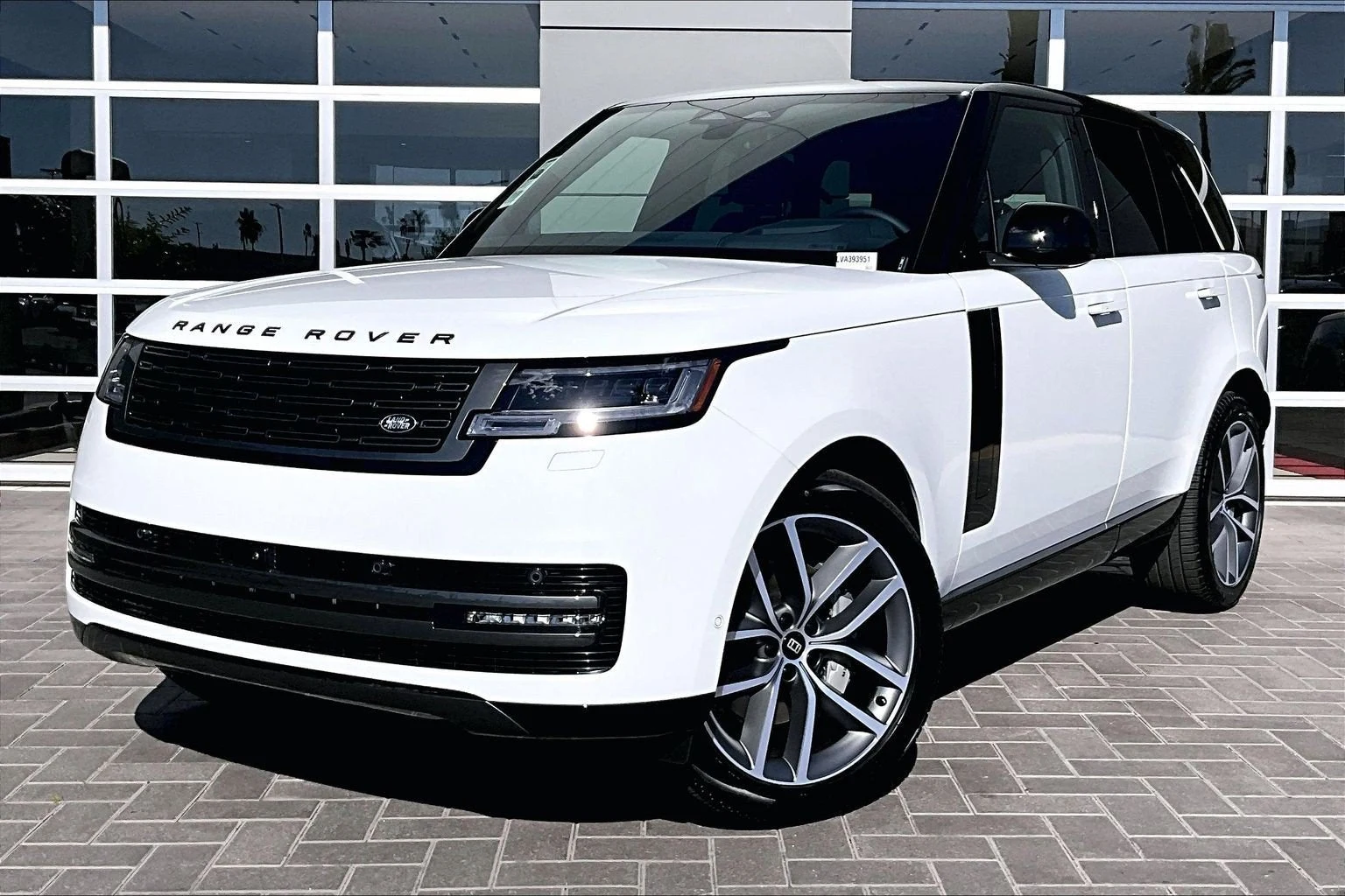 Land Rover Range Rover SE (L460) · Fuji White · Indigo Auto Group