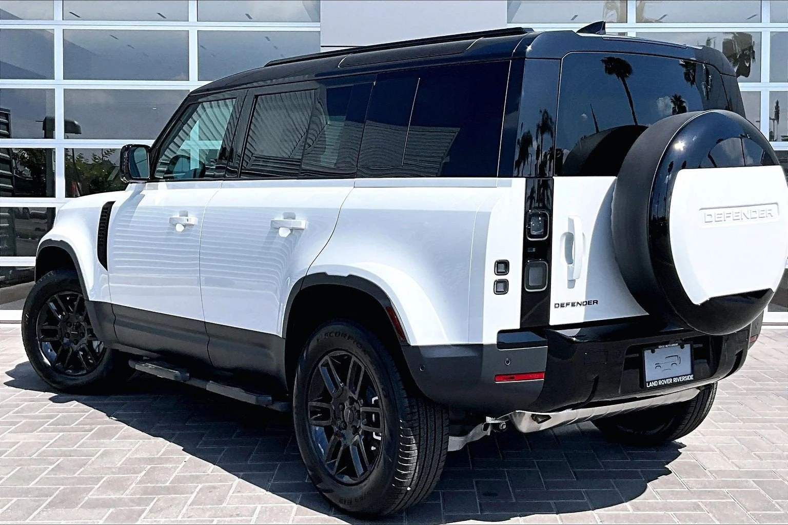 2026 Land Rover Defender 110 S (L663), 3/14