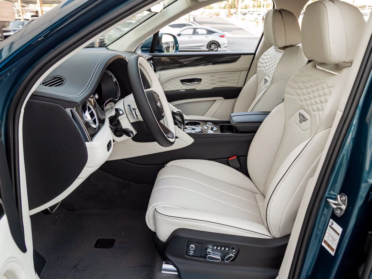 2027 Bentley Bentayga Azure V8, 2/20