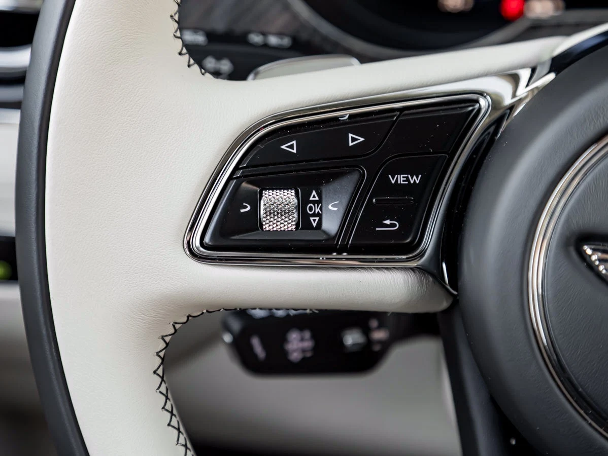 2027 Bentley Bentayga Azure V8, 20/20