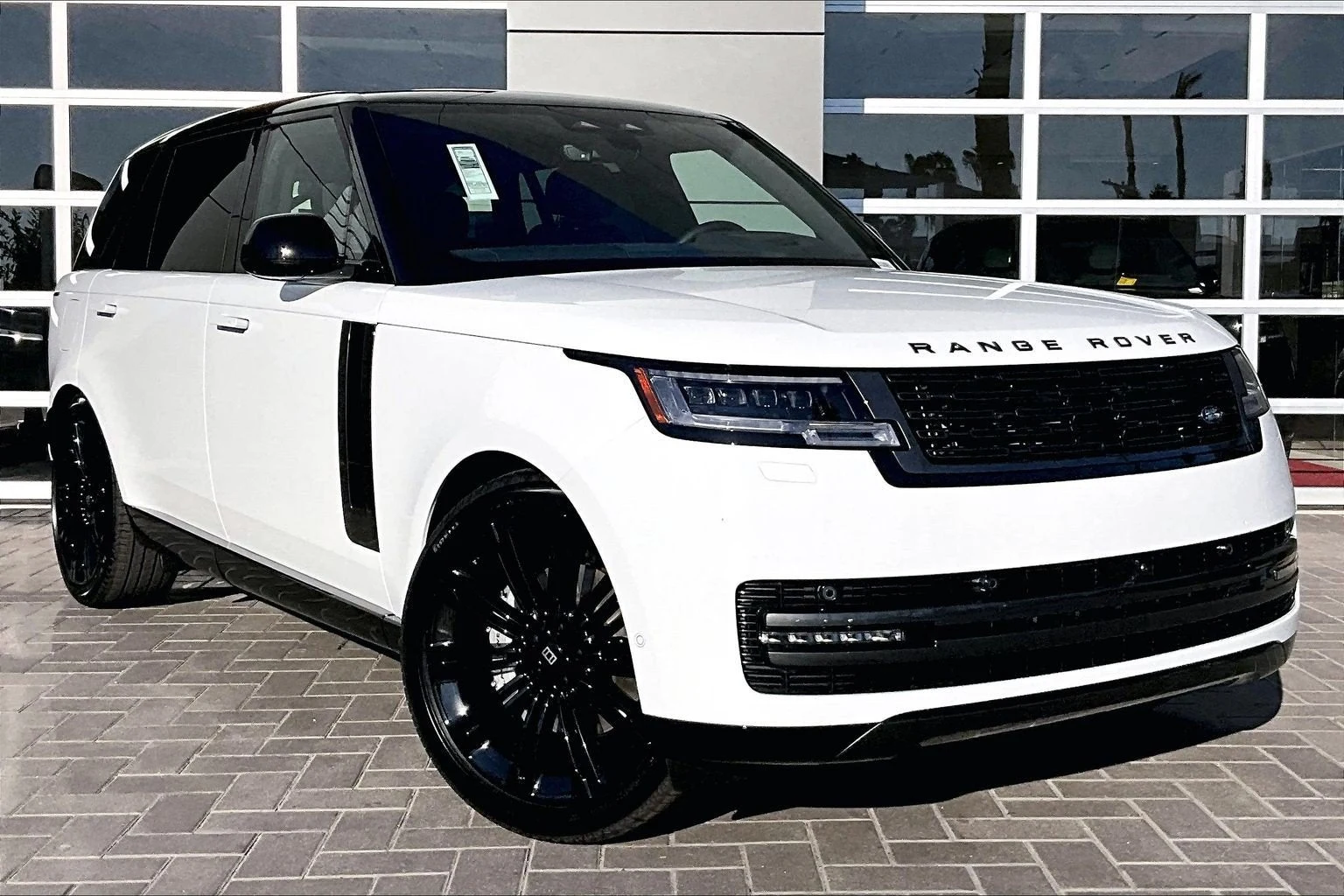 2027 Land Rover Range Rover SE LWB (L460), 2/15