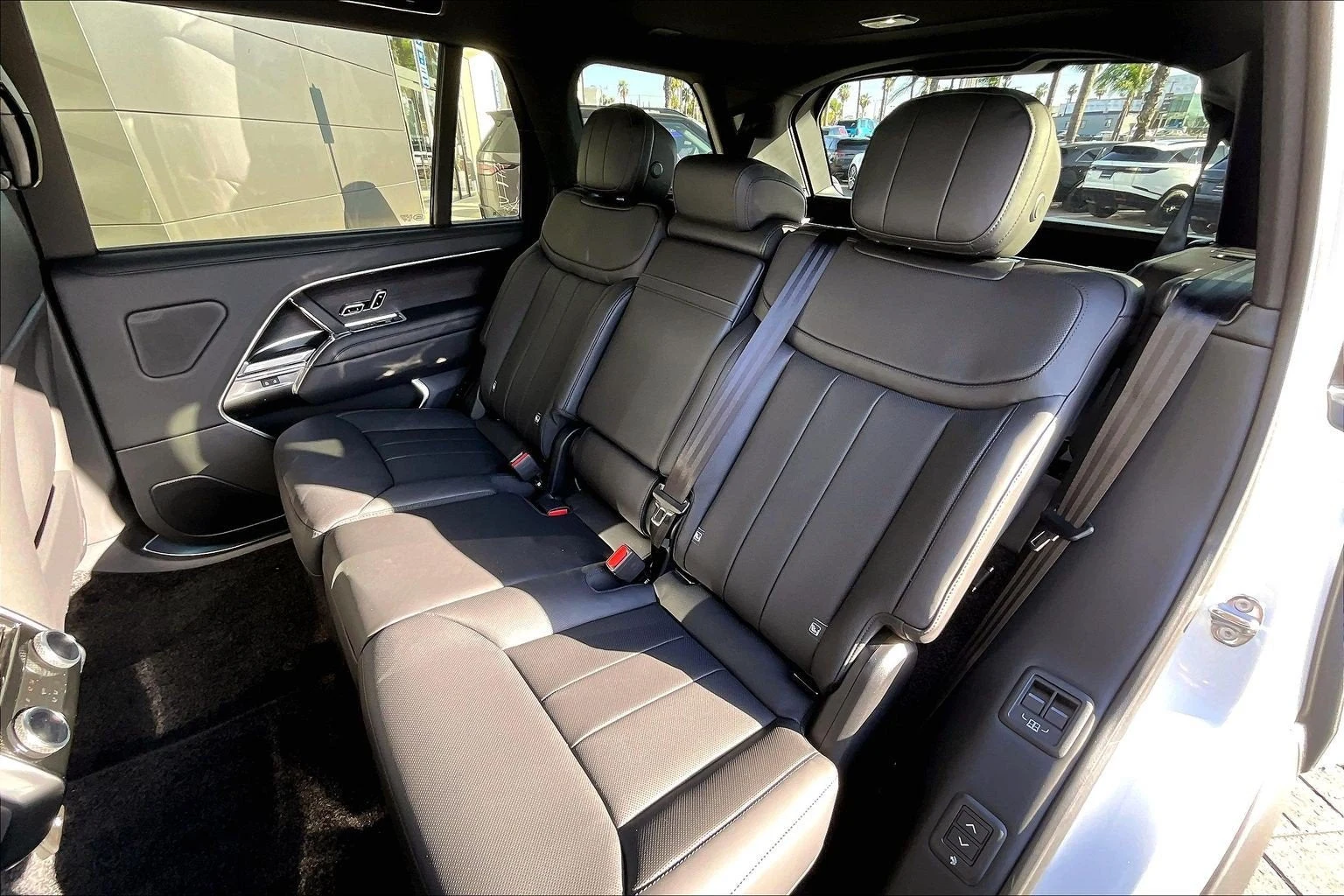2027 Land Rover Range Rover SE LWB (L460), 10/15