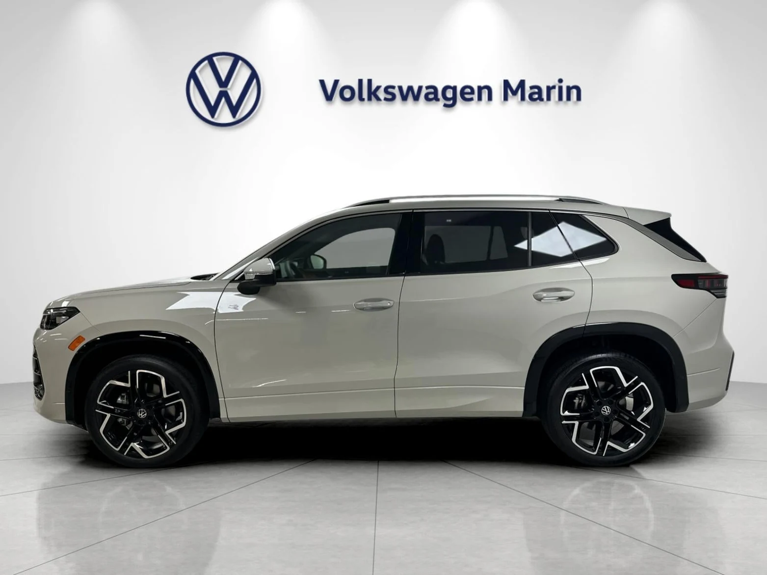 2026 Volkswagen Tiguan SEL R-Line Turbo (3rd Generation North America), 2/20