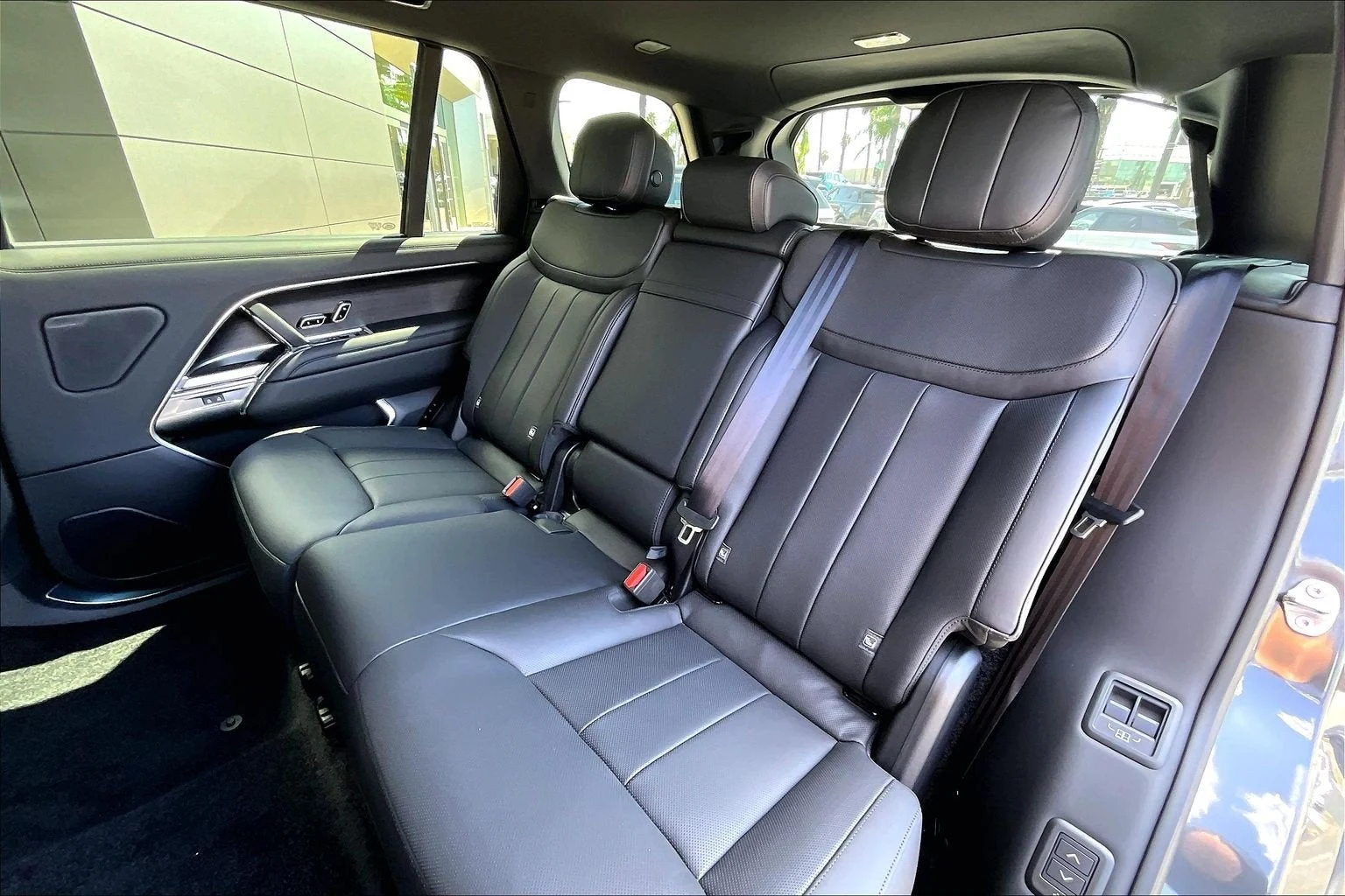 2027 Land Rover Range Rover SE LWB (L460), 10/15