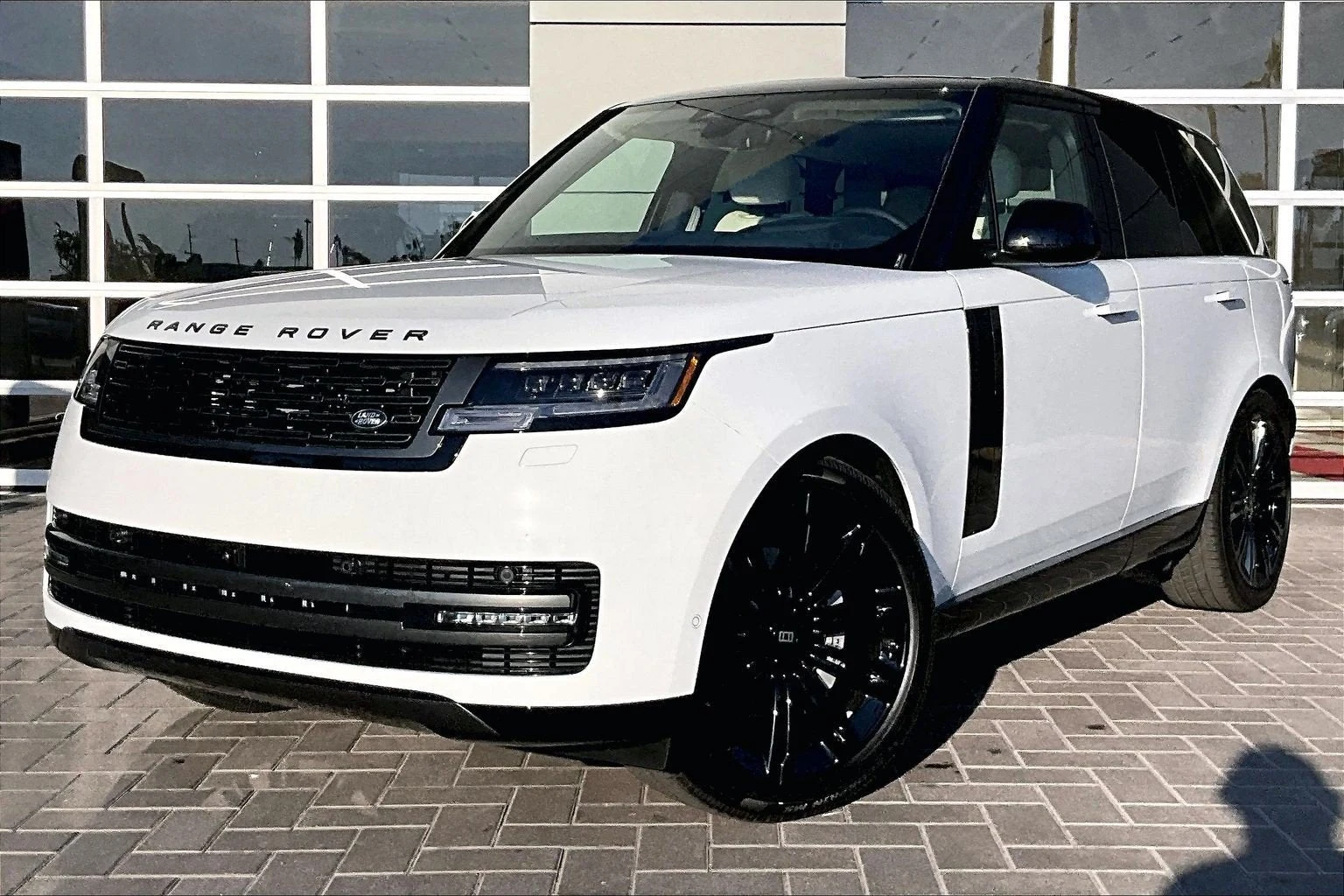 Land Rover Range Rover SE (L460) · Fuji White · Indigo Auto Group