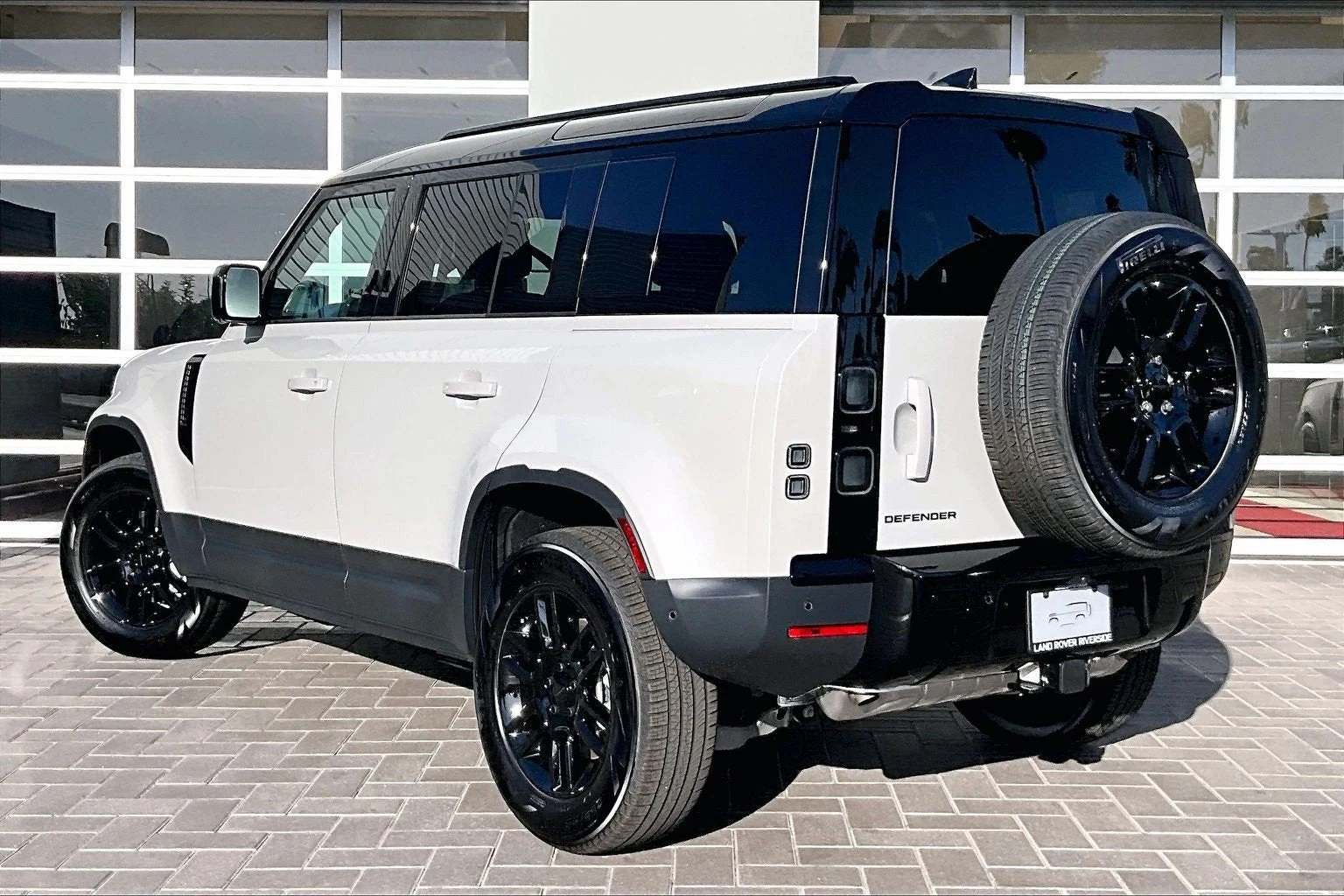 2026 Land Rover Defender 110 S (L663), 3/14