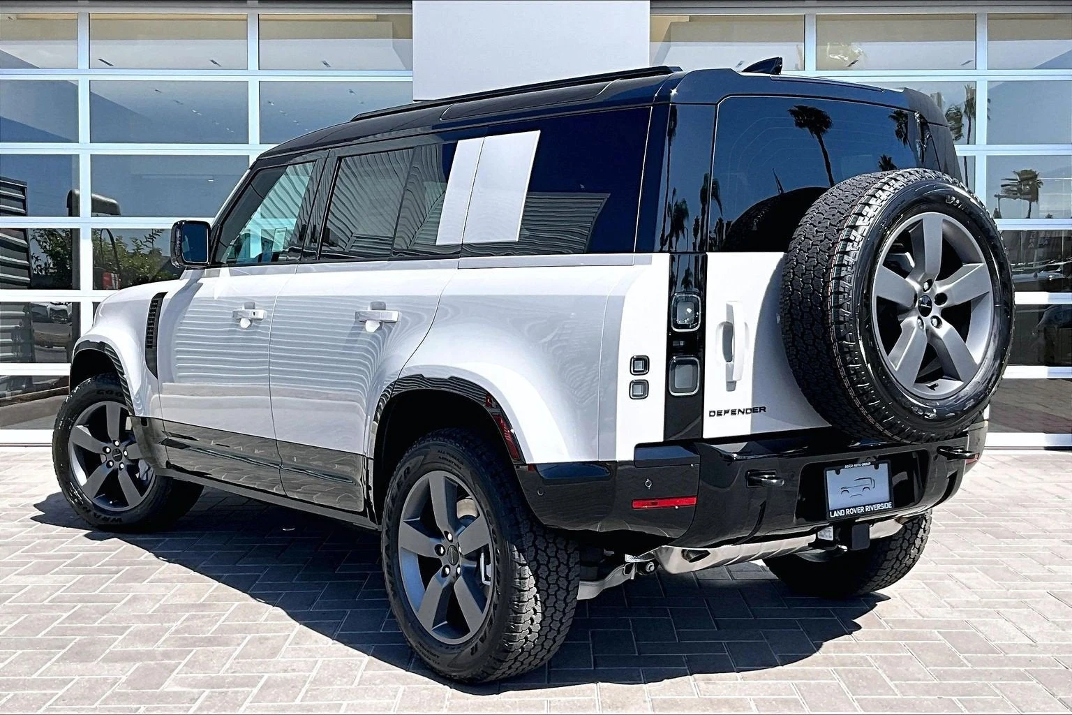 2026 Land Rover Defender 110 X-Dynamic SE (L663), 3/14