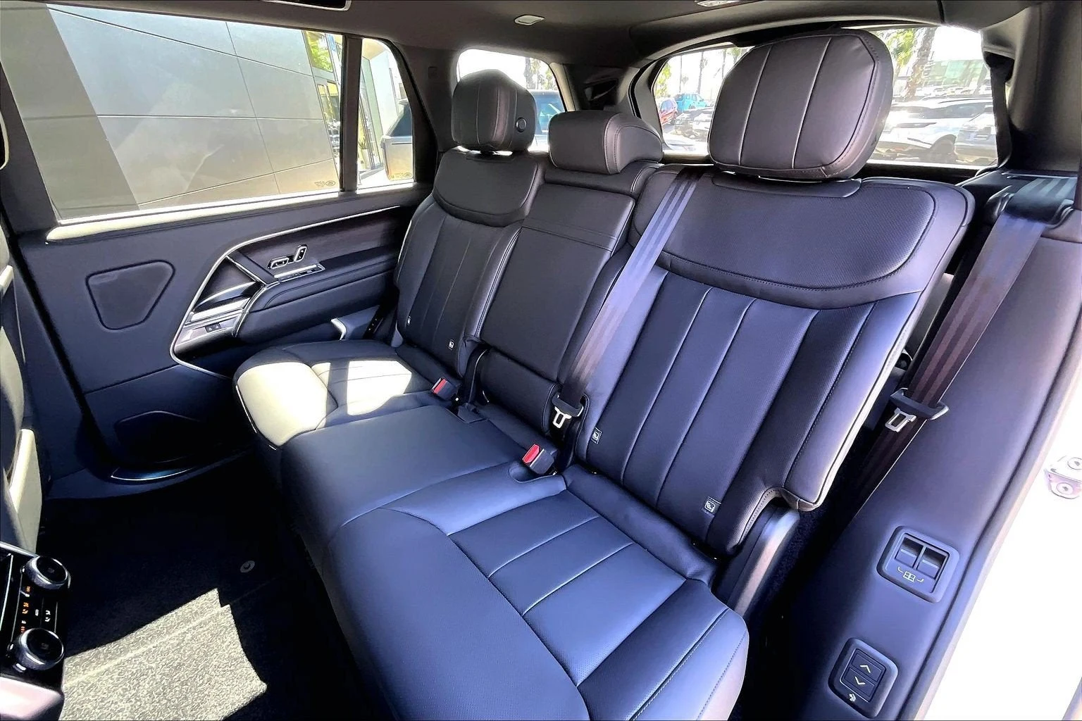 2027 Land Rover Range Rover SE LWB (L460), 10/15