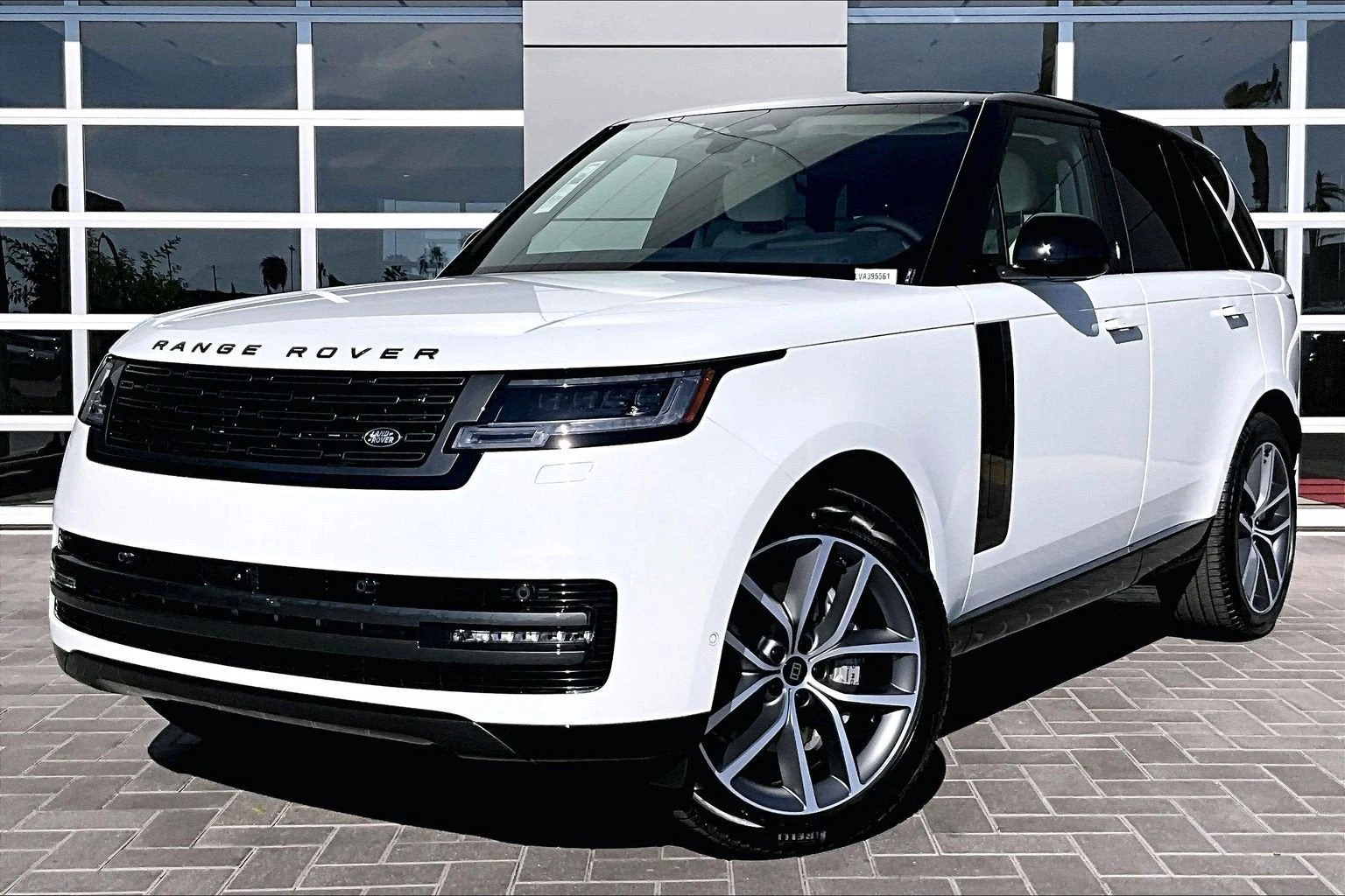 Land Rover Range Rover SE (L460) · Fuji White · Indigo Auto Group