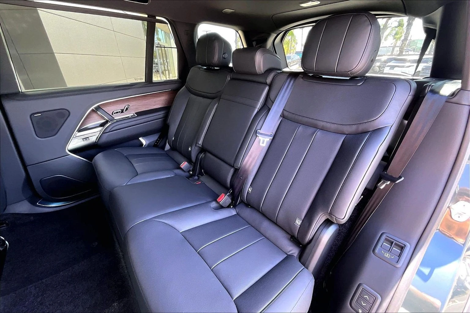 2027 Land Rover Range Rover SE LWB (L460), 10/15