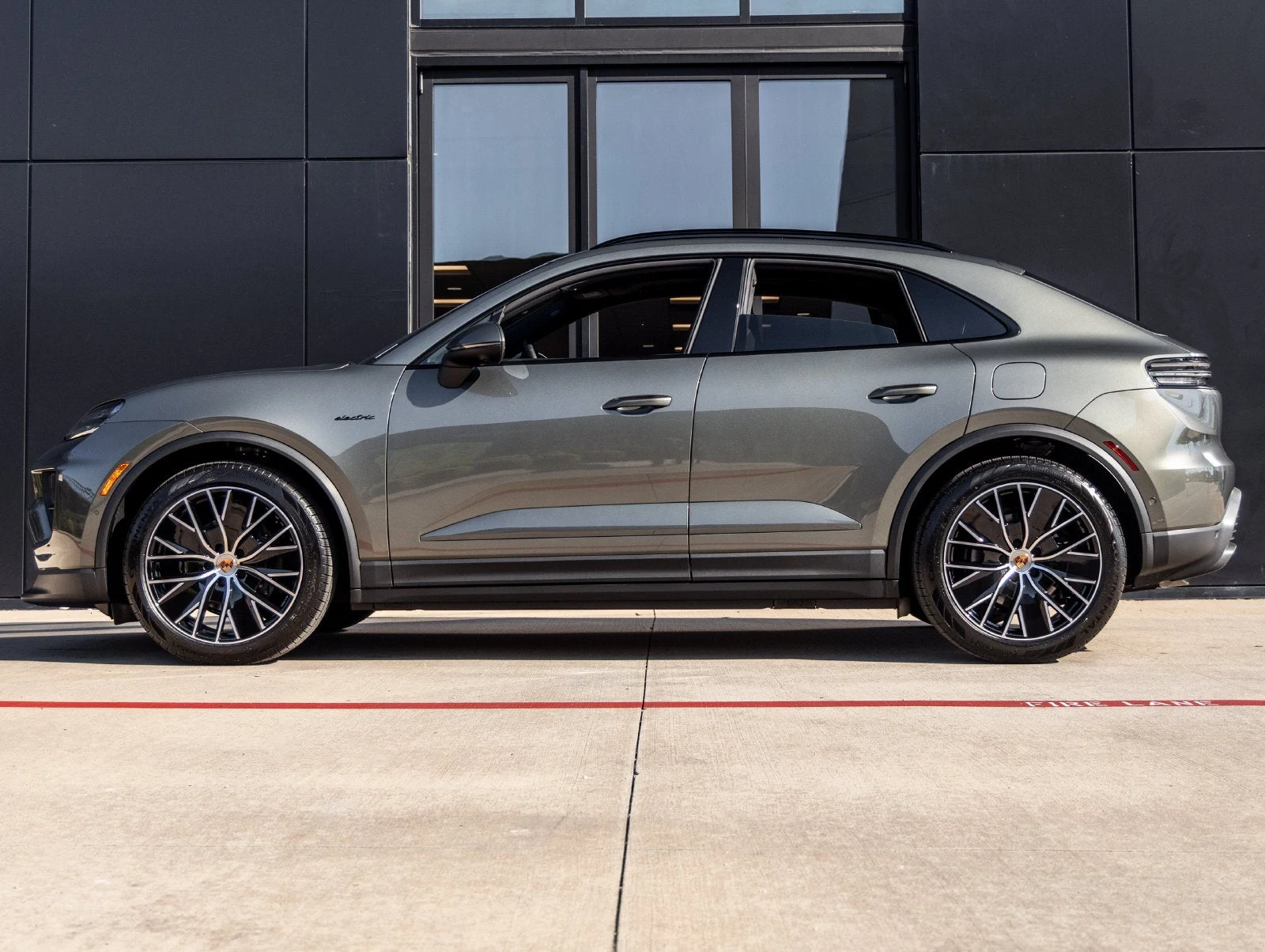 2026 Porsche Macan Electric (XAB), 2/20
