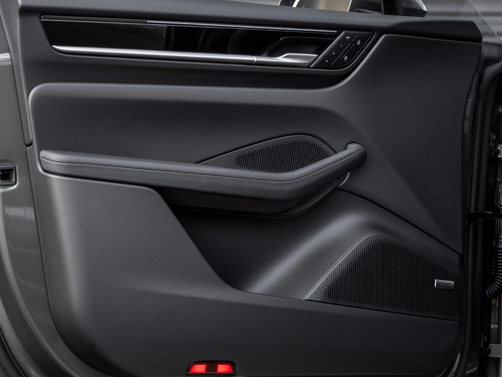 2026 Porsche Macan Electric (XAB), 19/20