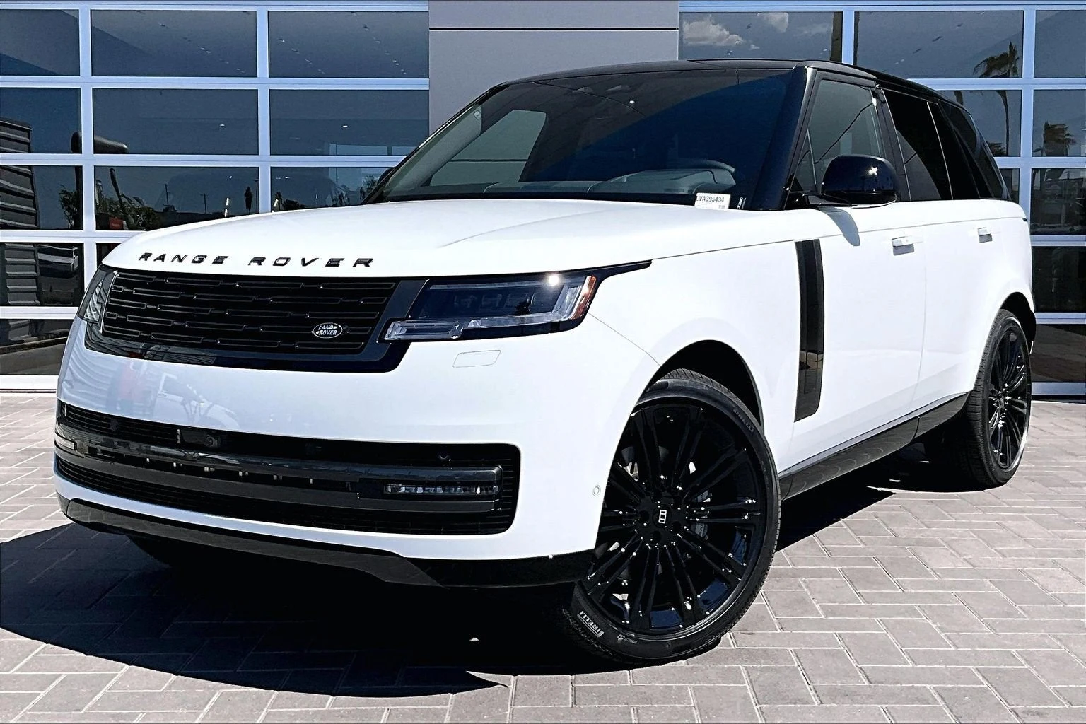 Land Rover Range Rover SE (L460) · Fuji White · Indigo Auto Group
