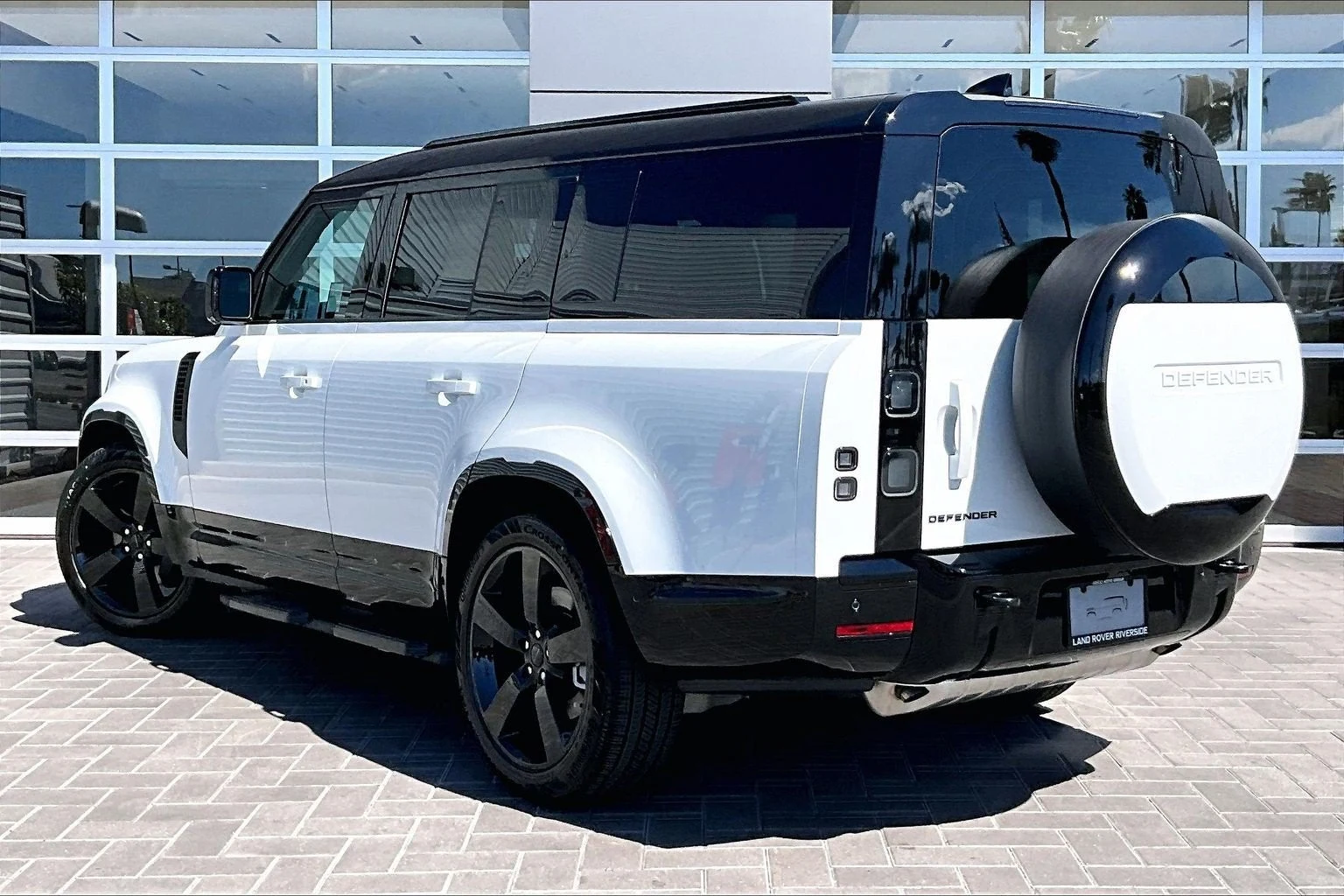 2026 Land Rover Defender 130 X-Dynamic SE (L663), 3/15