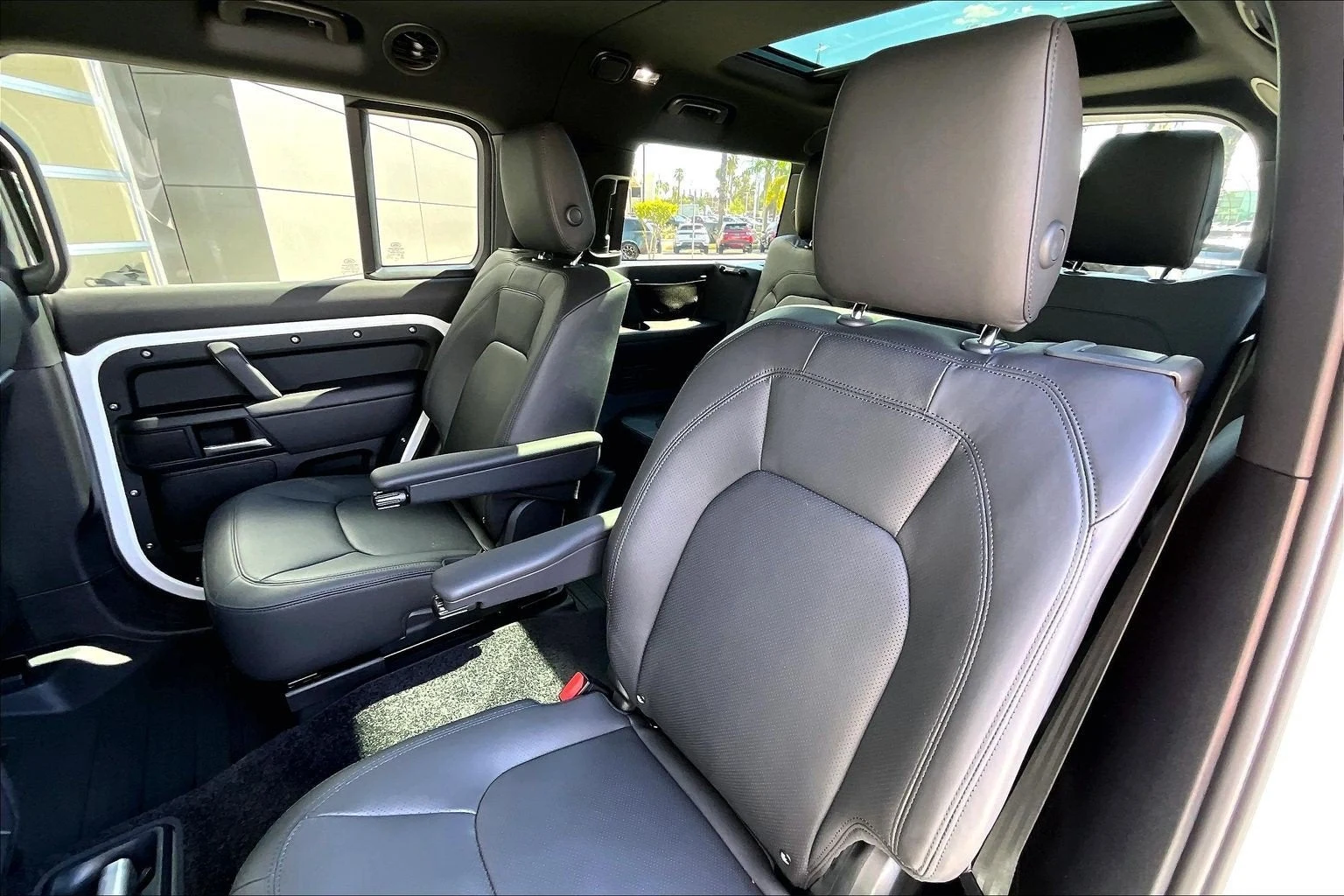 2026 Land Rover Defender 130 X-Dynamic SE (L663), 10/15