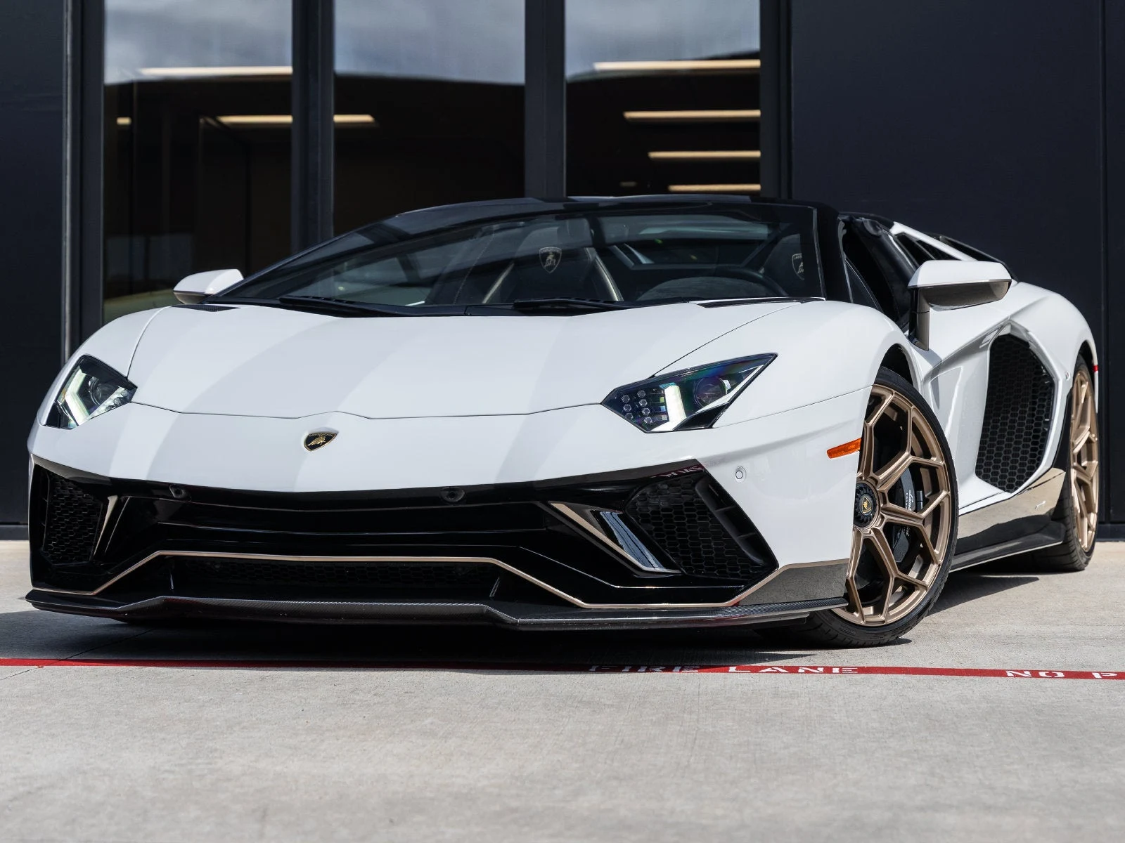 Lamborghini Aventador LP 780-4 Ultimae Roadster · Bianco Monocerus Metallic · Indigo Auto Group