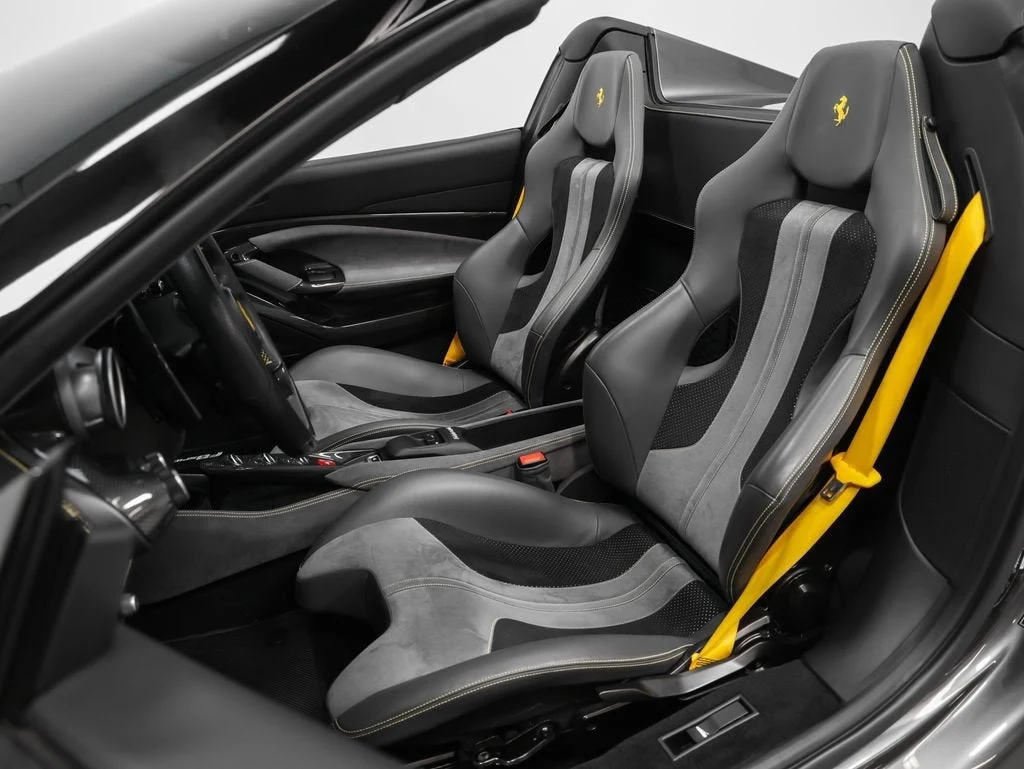 2022 Ferrari F8 Spider, 3/20