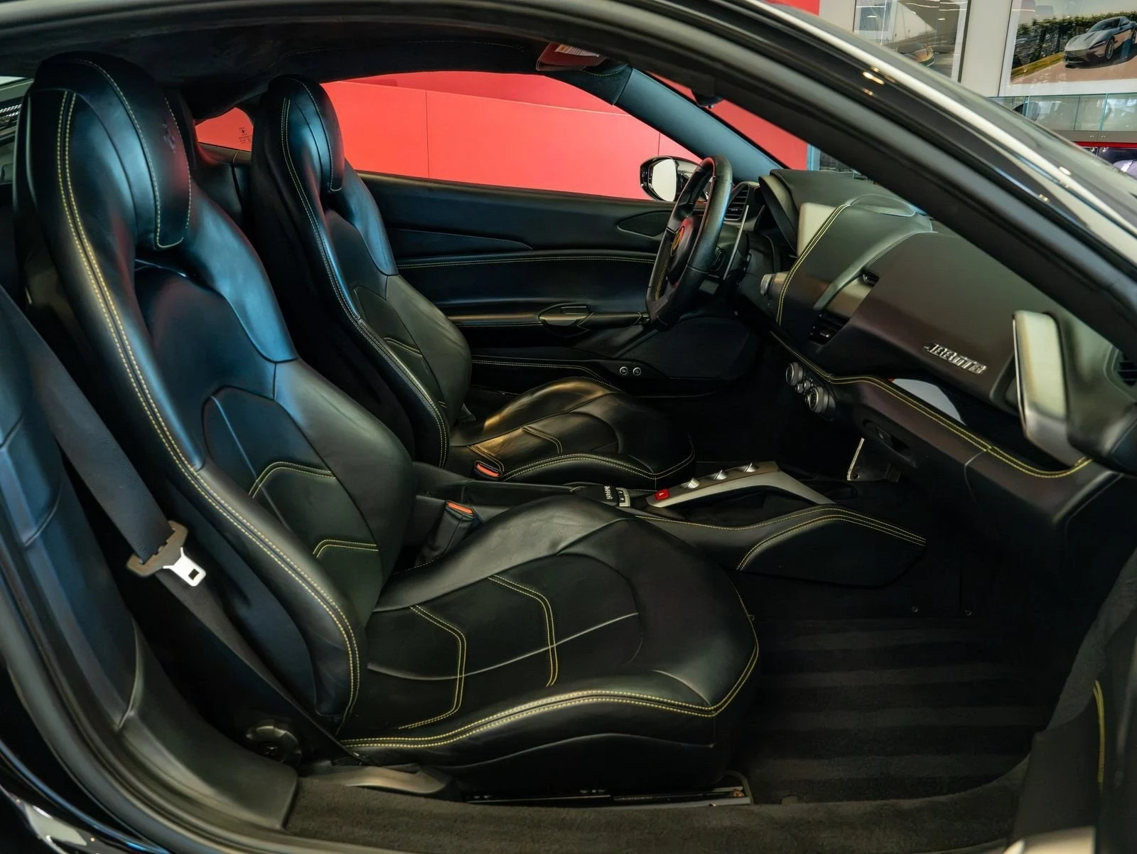 2016 Ferrari 488 GTB, 18/20