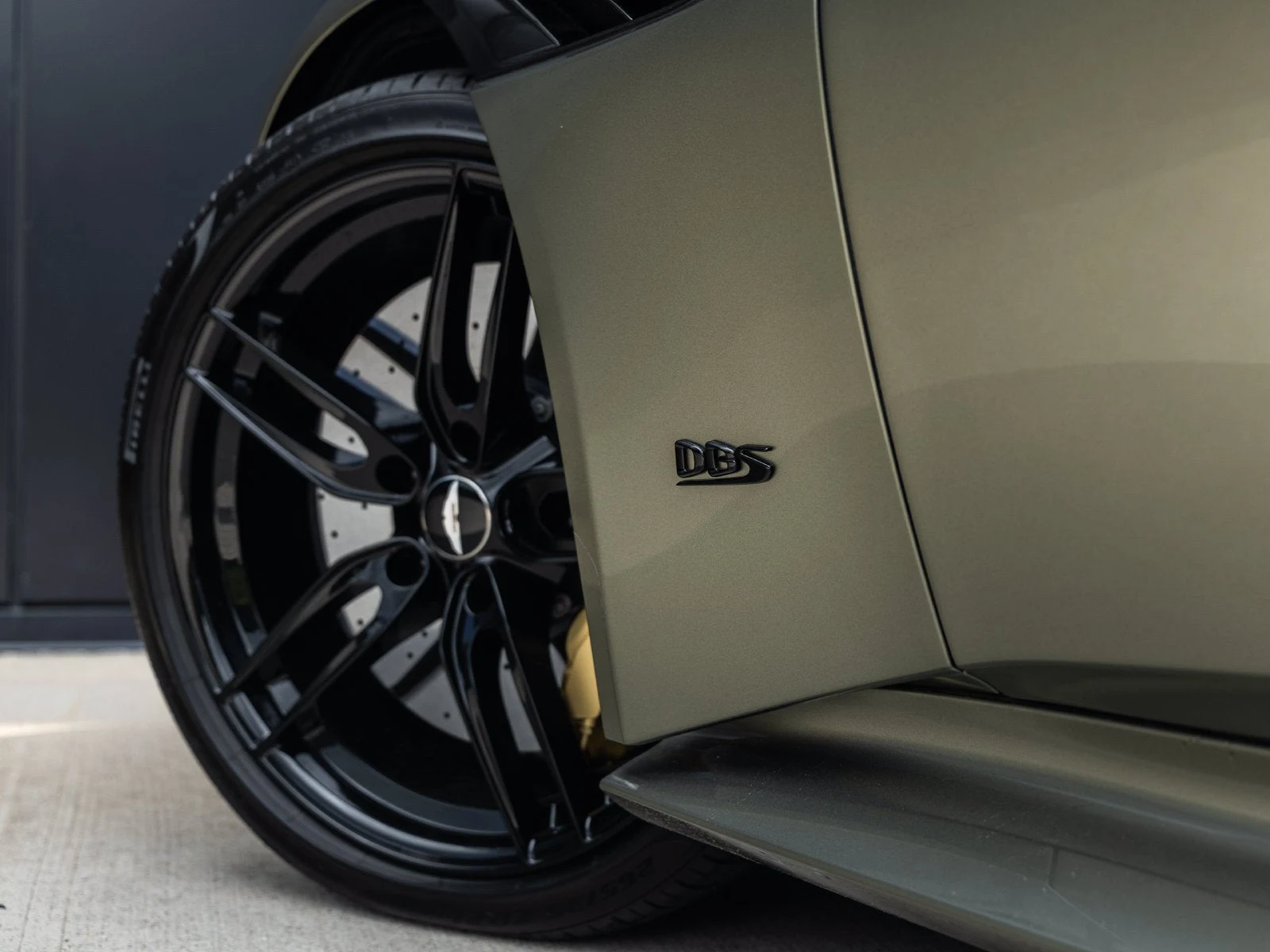 2023 Aston Martin DBS Volante, 16/20