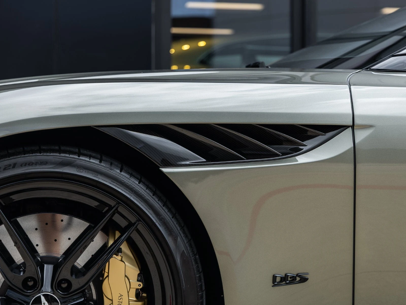 2023 Aston Martin DBS Volante, 17/20