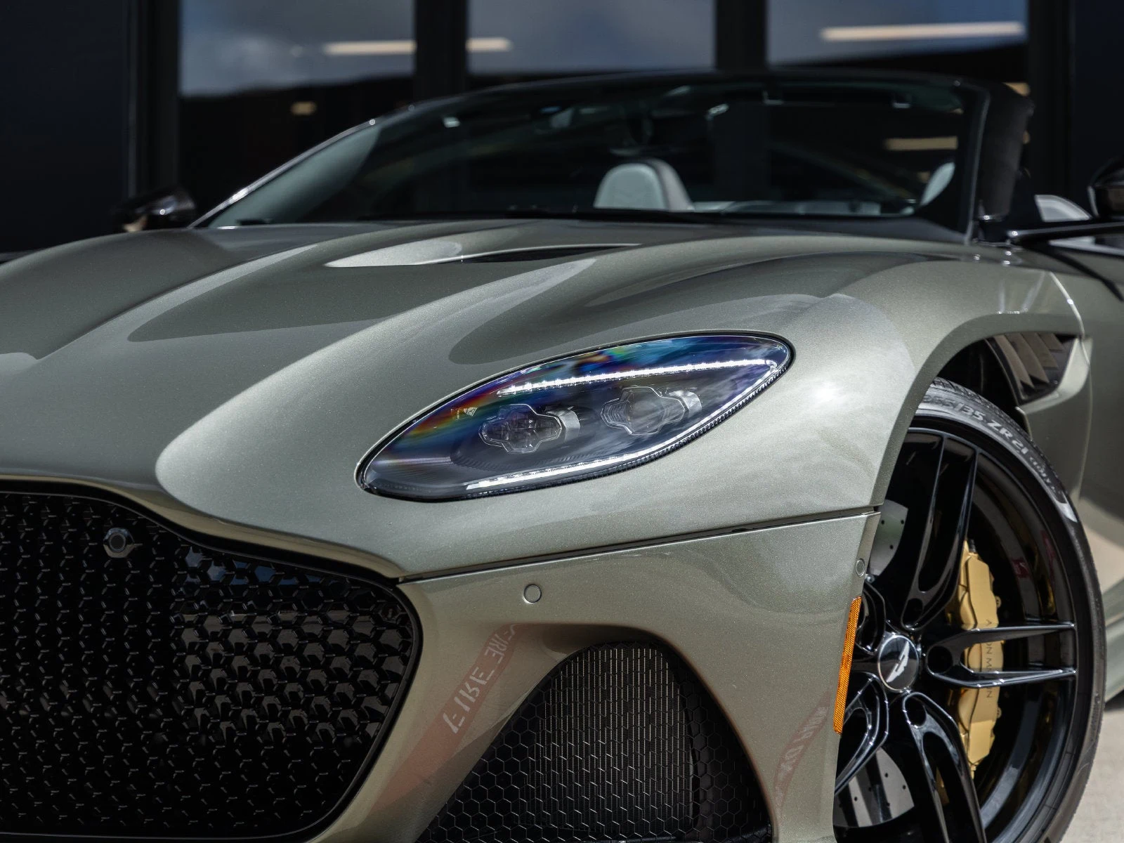 2023 Aston Martin DBS Volante, 19/20
