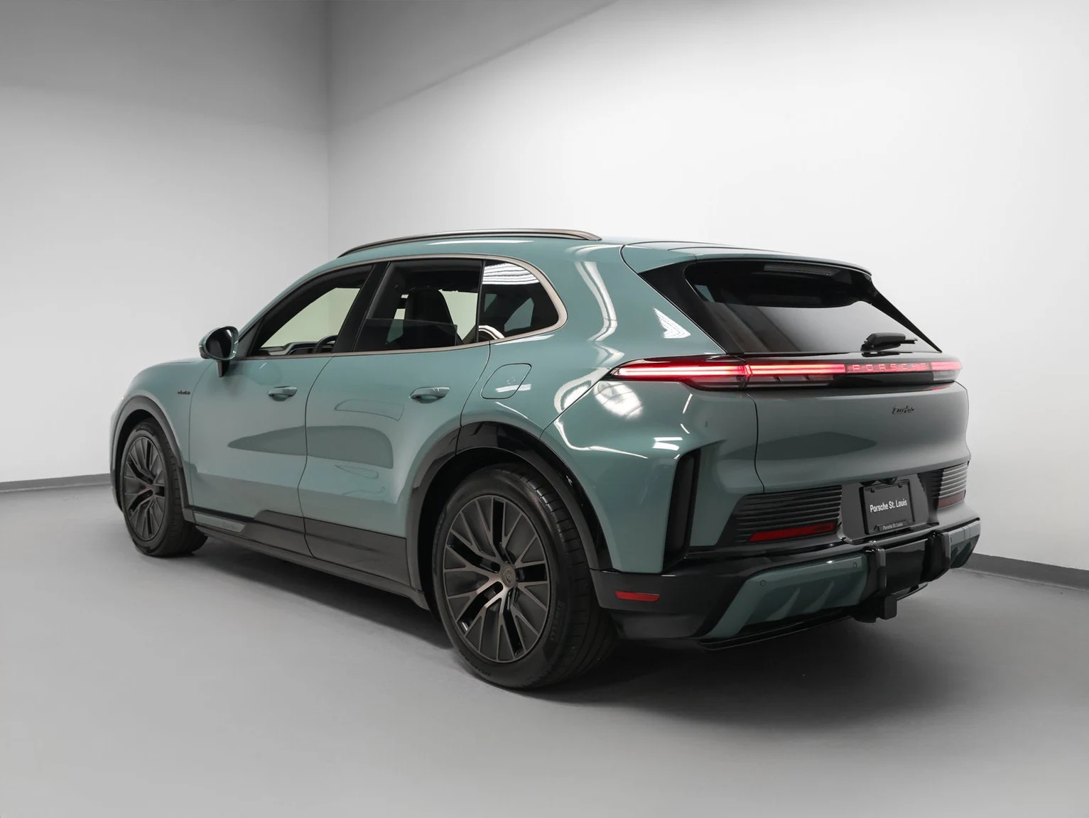 2026 Porsche Cayenne Turbo Electric (E4), 3/20