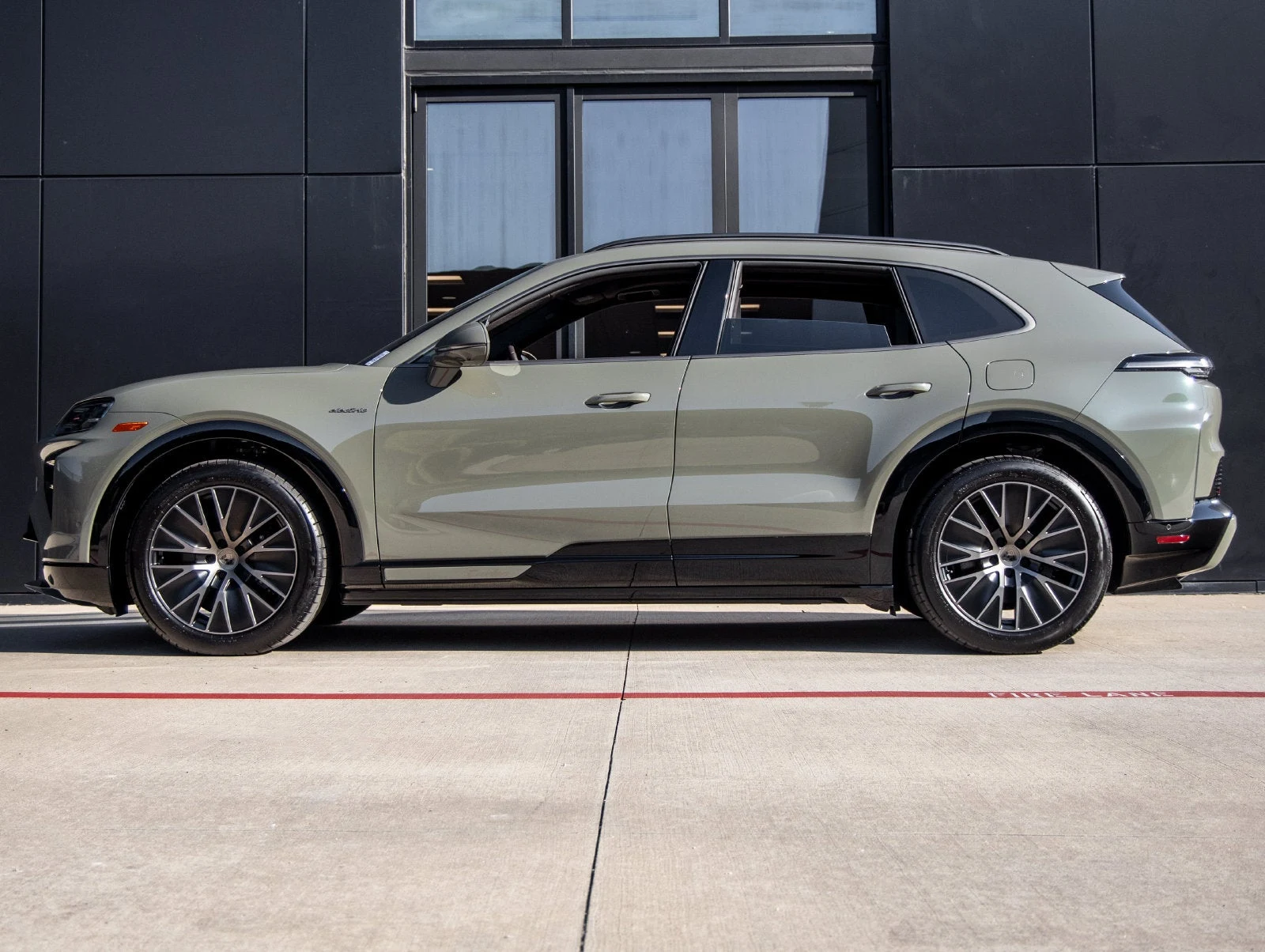 2026 Porsche Cayenne Turbo Electric (E4), 2/20