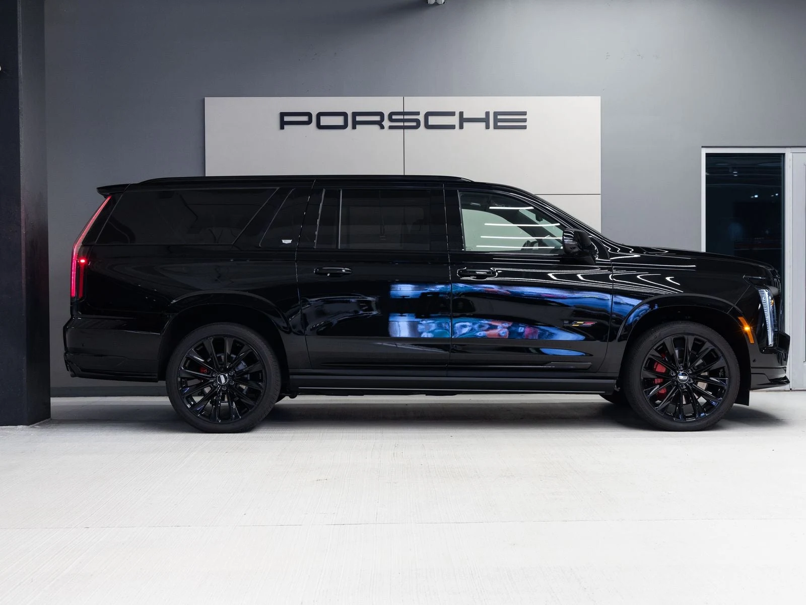 2026 Cadillac Escalade ESV V-Series, 8/20