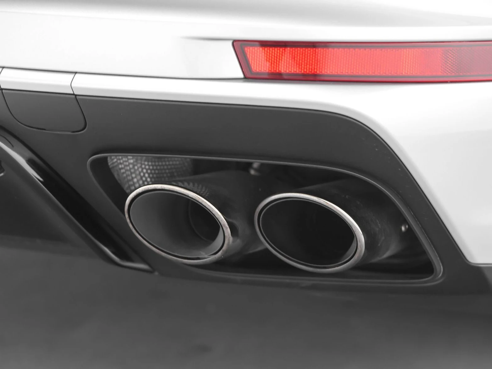 2026 Porsche Panamera GTS (976), 19/20