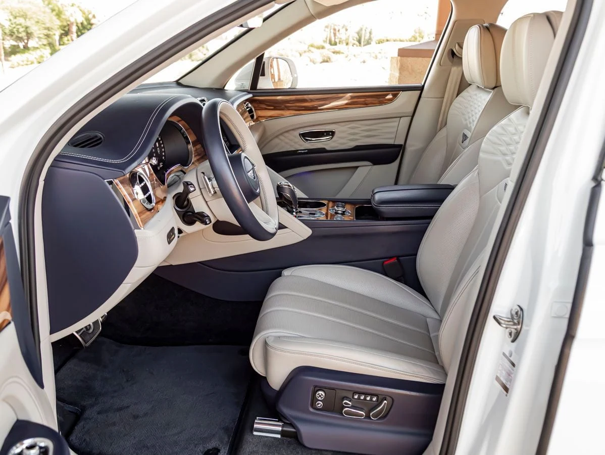 2024 Bentley Bentayga Azure V8, 17/20