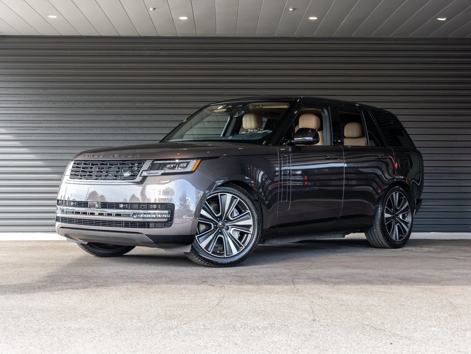 Land Rover Range Rover SE Plug-in Hybrid (L460) · Charente Gray Premium Metallic · Indigo Auto Group