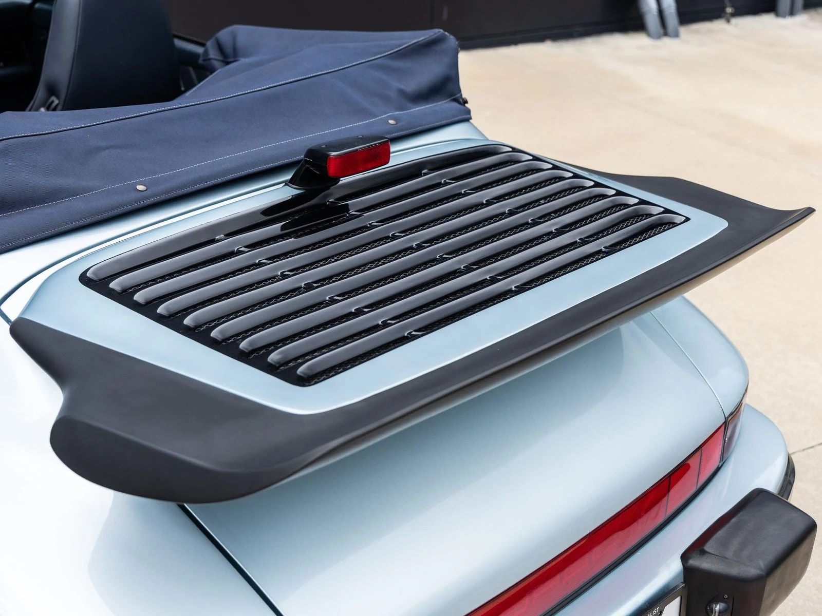 1988 Porsche 911 Carrera 3.2 Cabriolet, 19/20