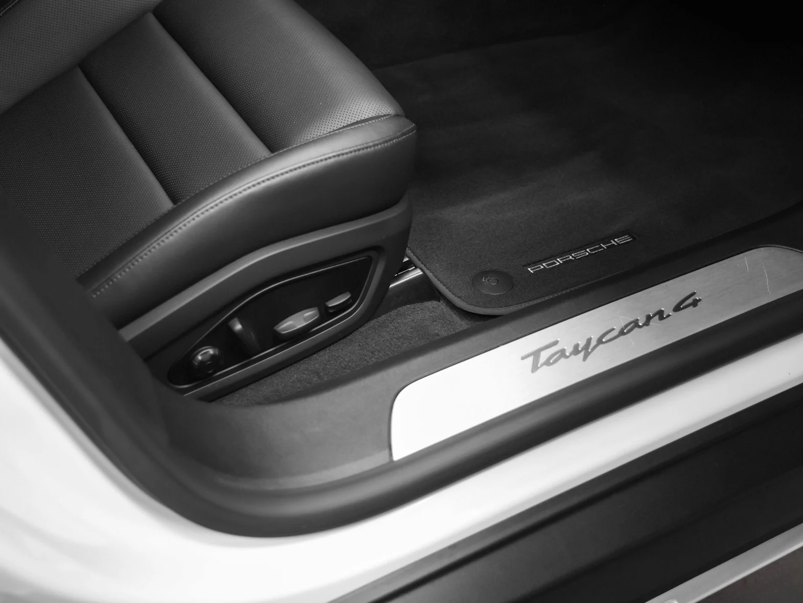 2025 Porsche Taycan 4 Cross Turismo (2025 Update), 18/20