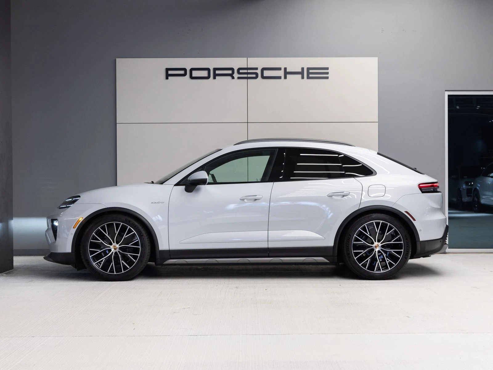 2026 Porsche Macan 4 Electric (XAB), 2/20