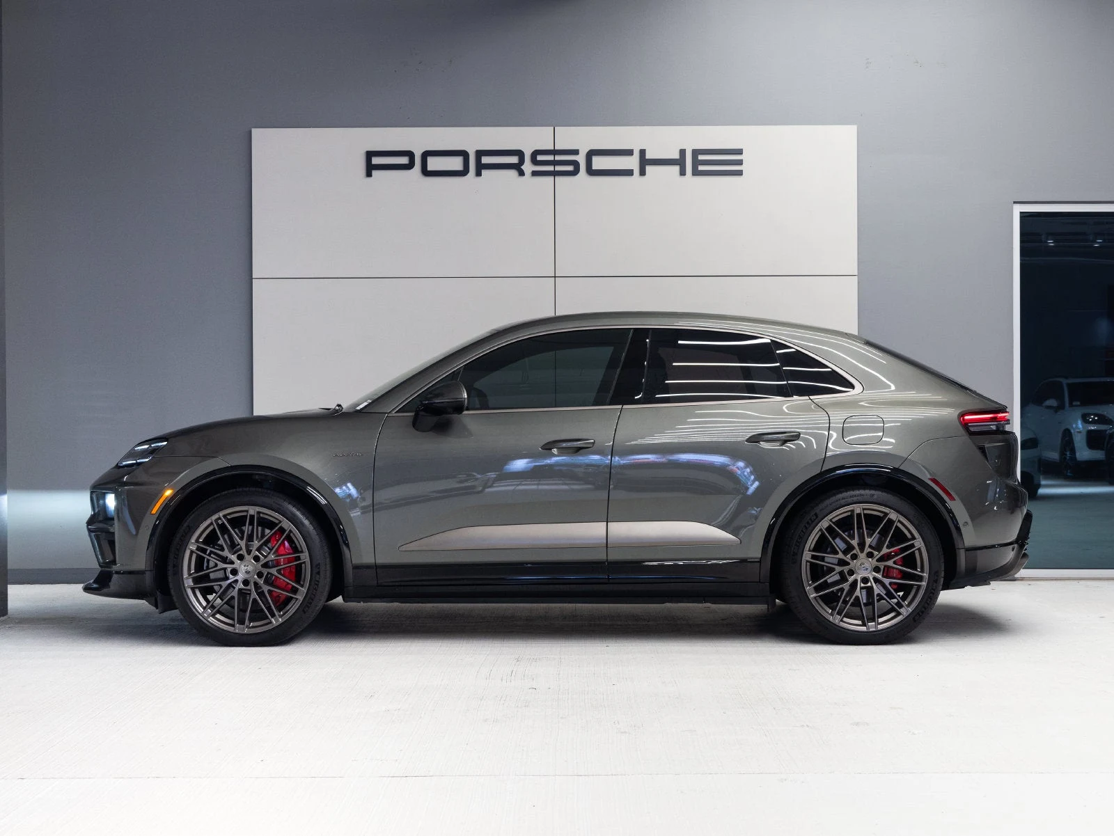 2024 Porsche Macan Turbo Electric (XAB), 2/20