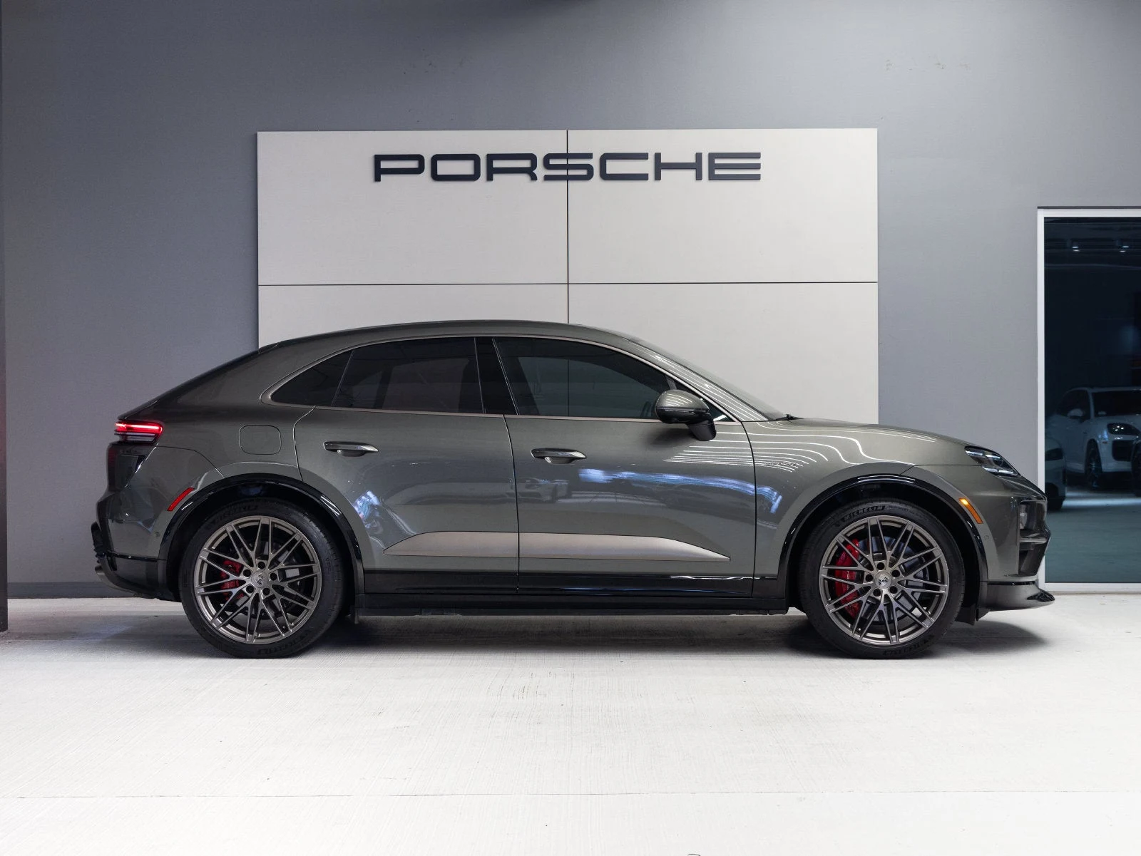 2024 Porsche Macan Turbo Electric (XAB), 8/20