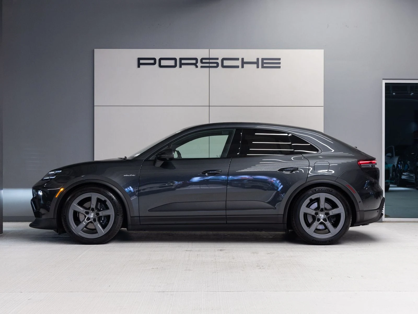 2026 Porsche Macan 4 Electric (XAB), 2/20