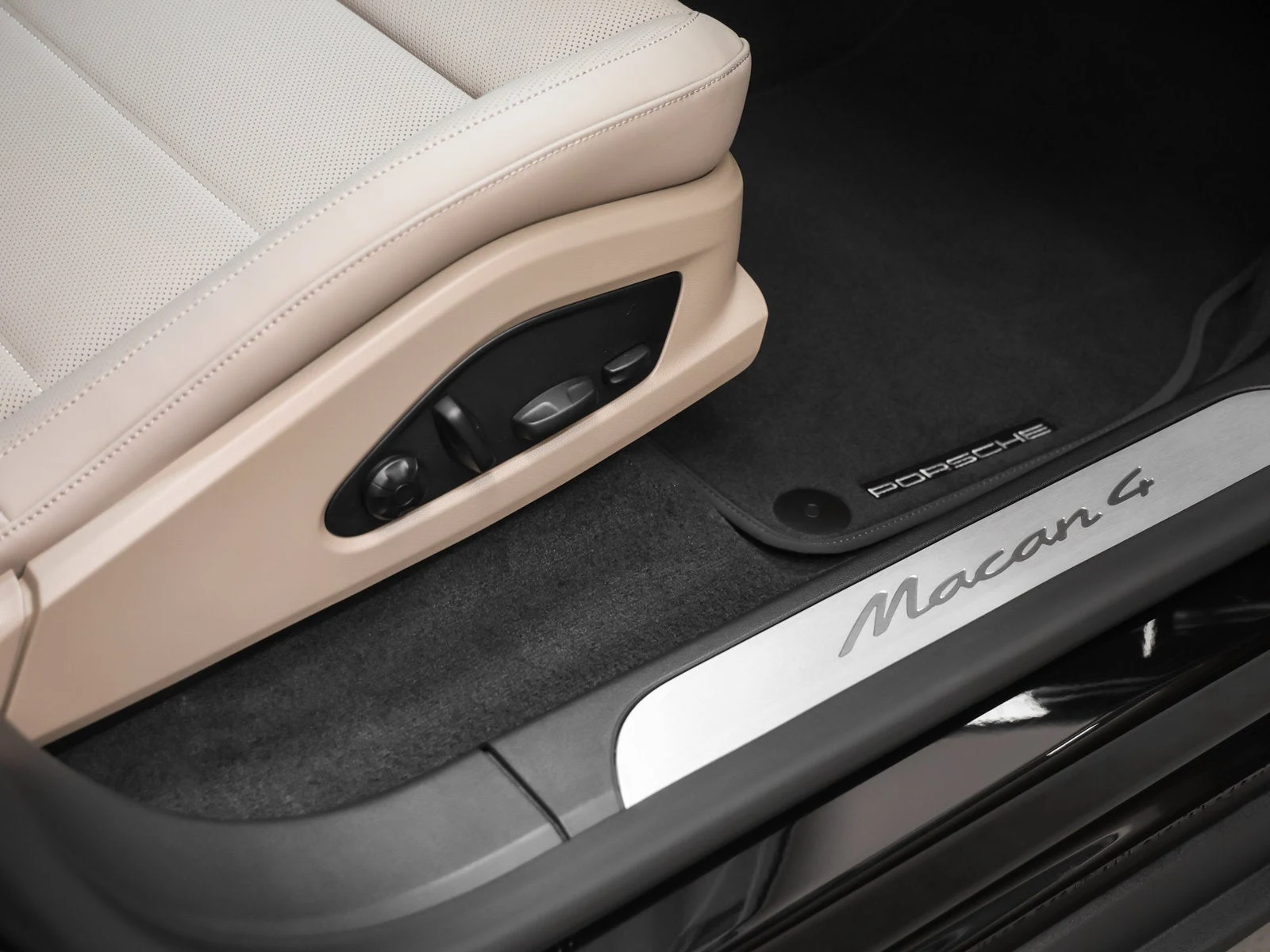 2026 Porsche Macan 4 Electric (XAB), 20/20