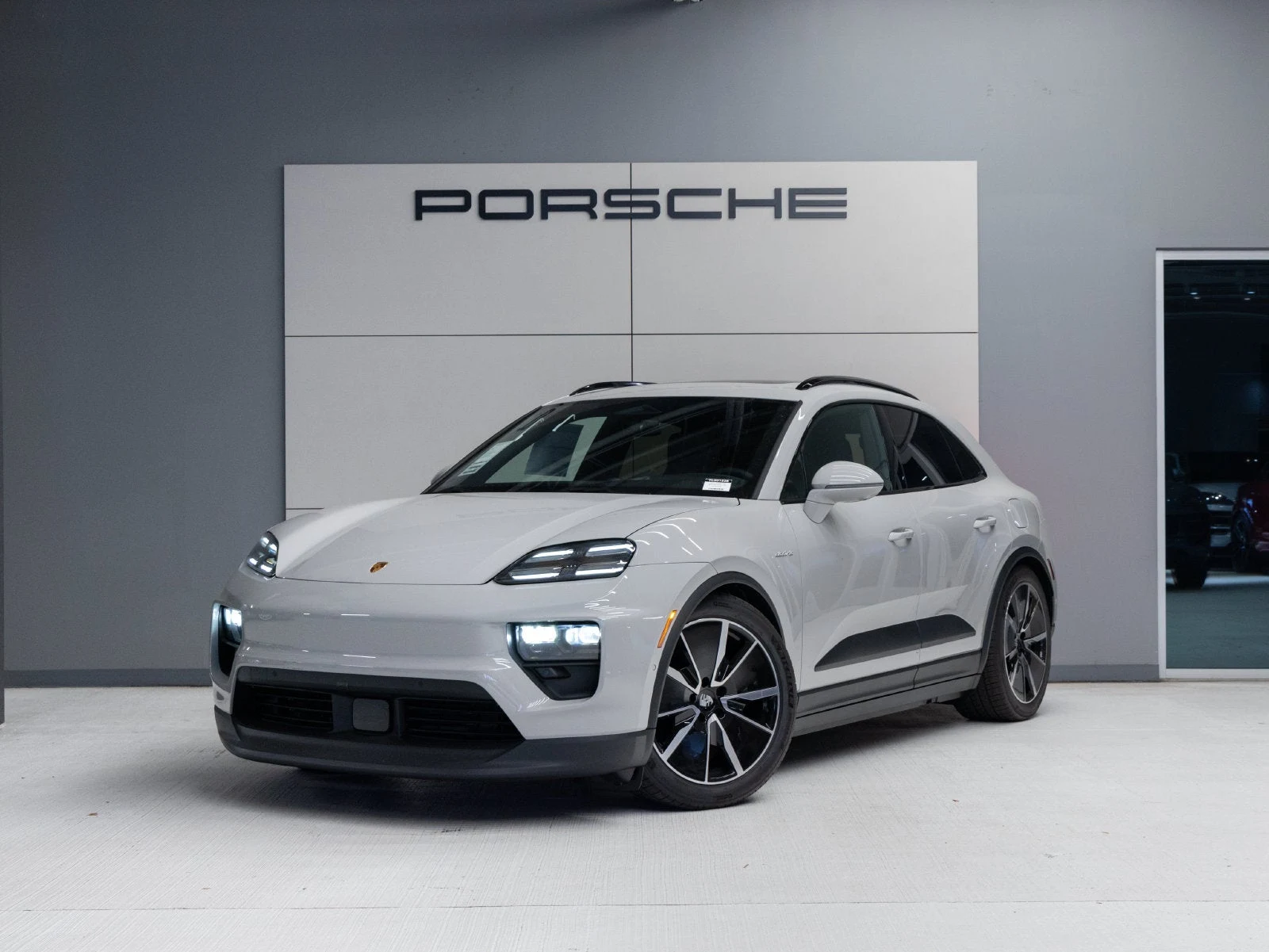 Porsche Macan 4 Electric (XAB) · Chalk · Indigo Auto Group