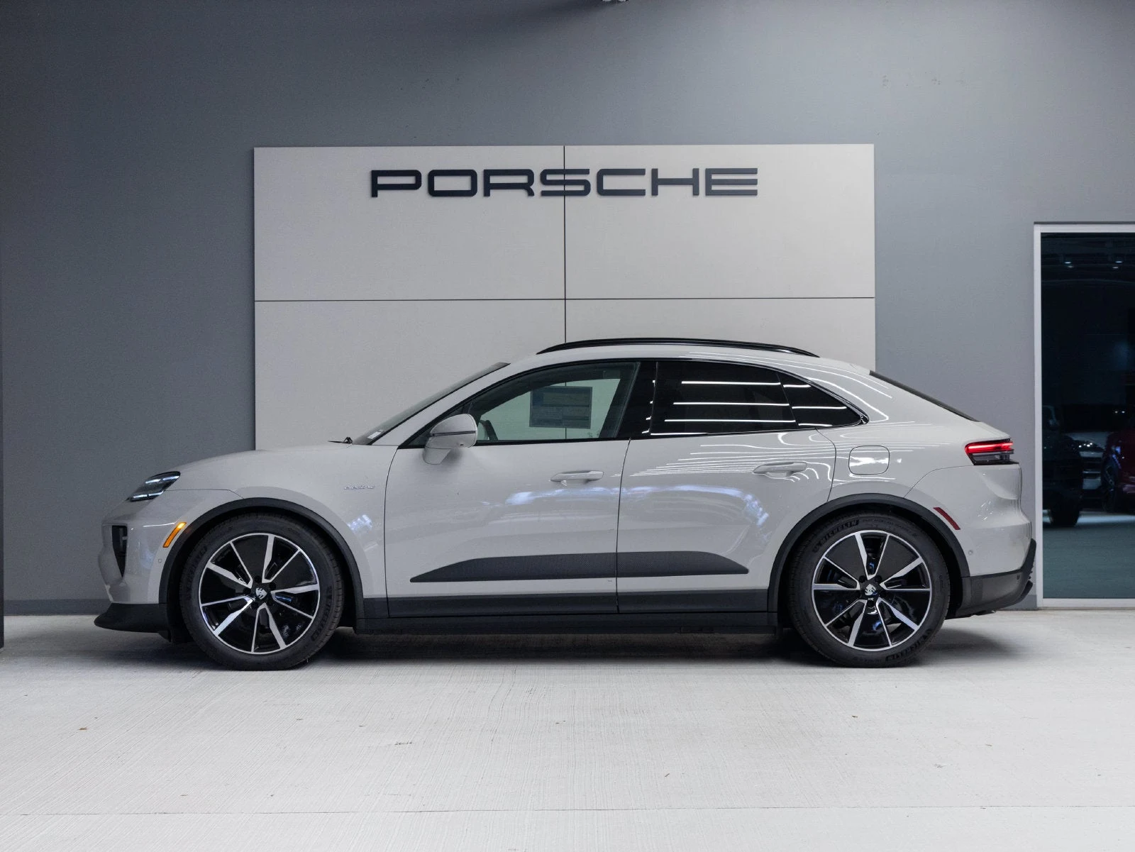 2026 Porsche Macan 4 Electric (XAB), 2/20