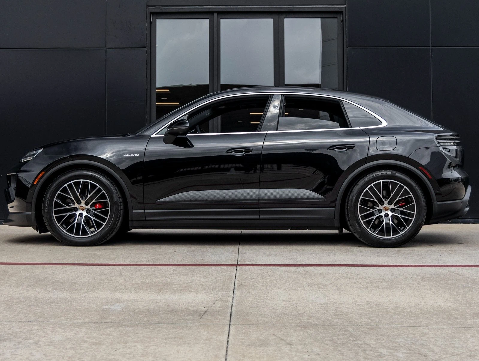 2025 Porsche Macan 4S Electric (XAB), 2/20
