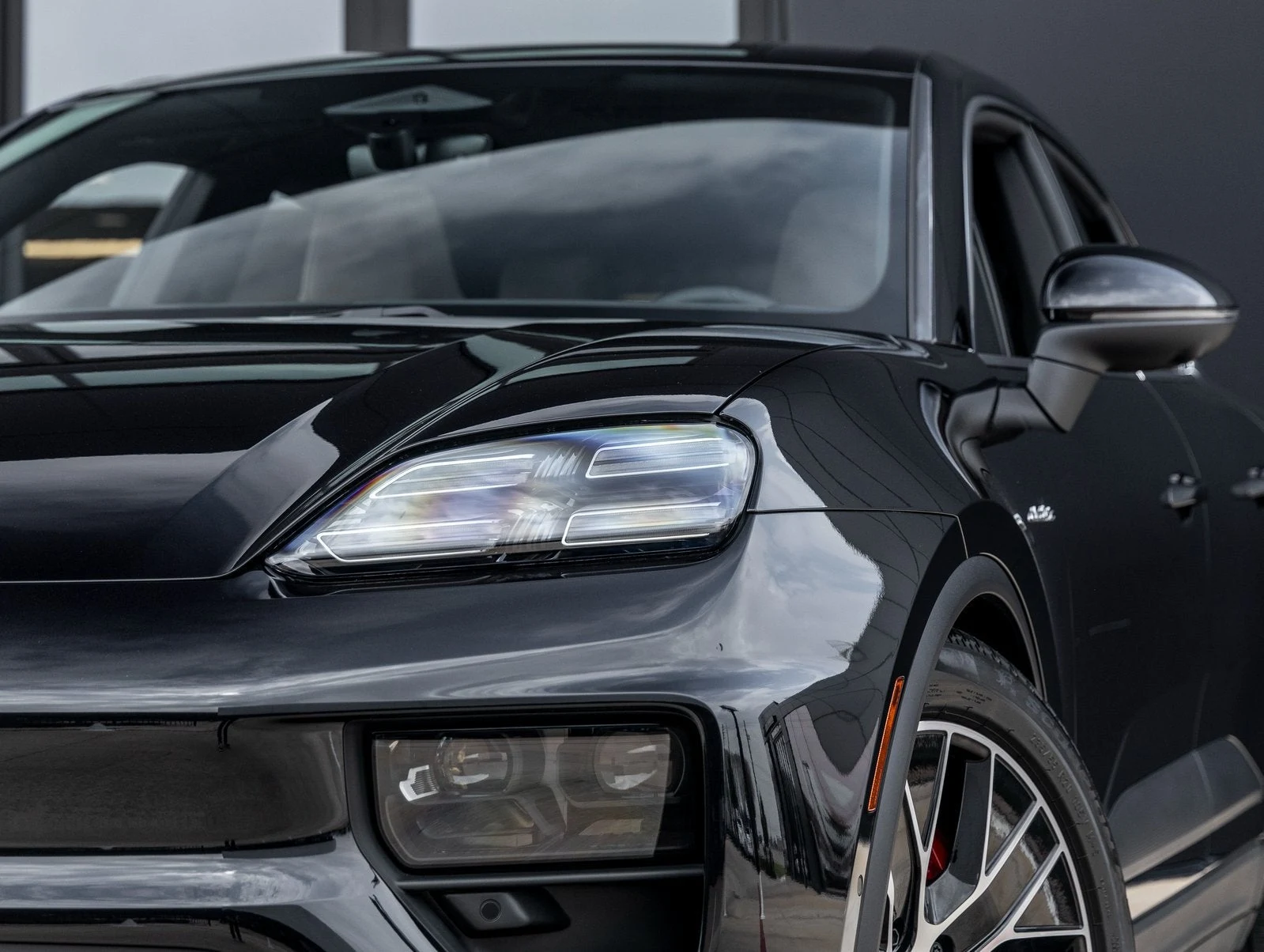 2025 Porsche Macan 4S Electric (XAB), 18/20