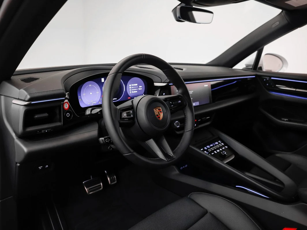 2025 Porsche Macan 4S Electric (XAB), 4/20