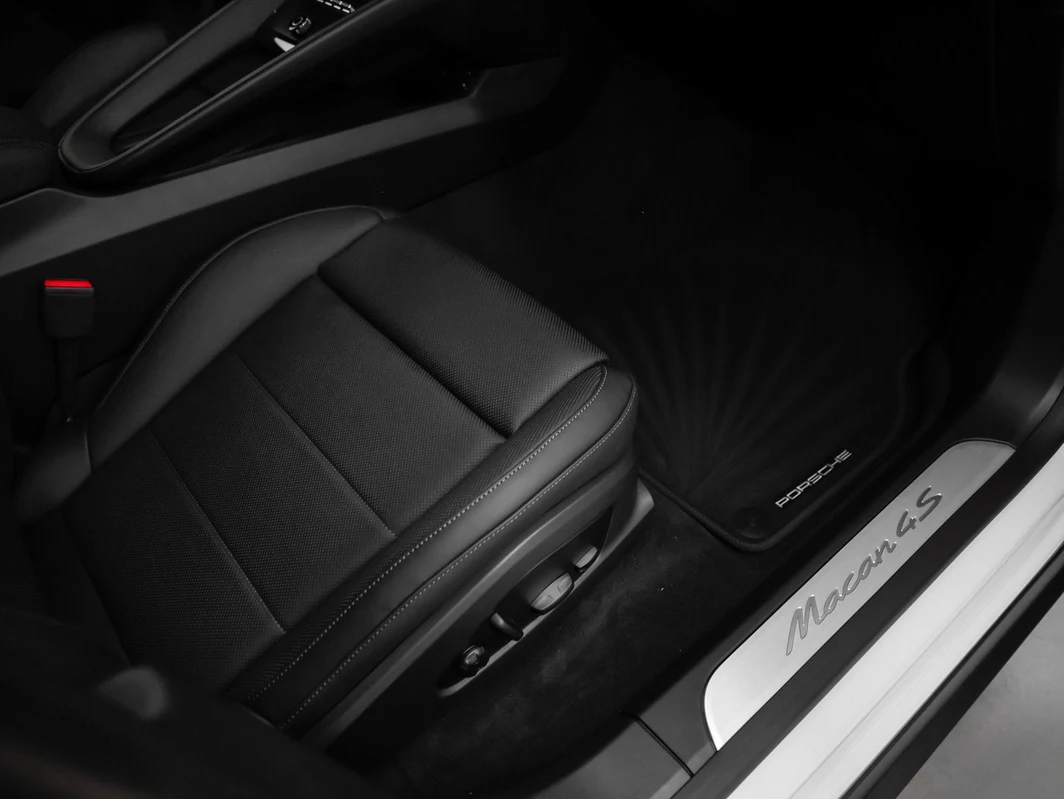 2025 Porsche Macan 4S Electric (XAB), 16/20