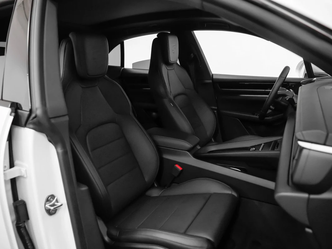2025 Porsche Macan 4S Electric (XAB), 18/20