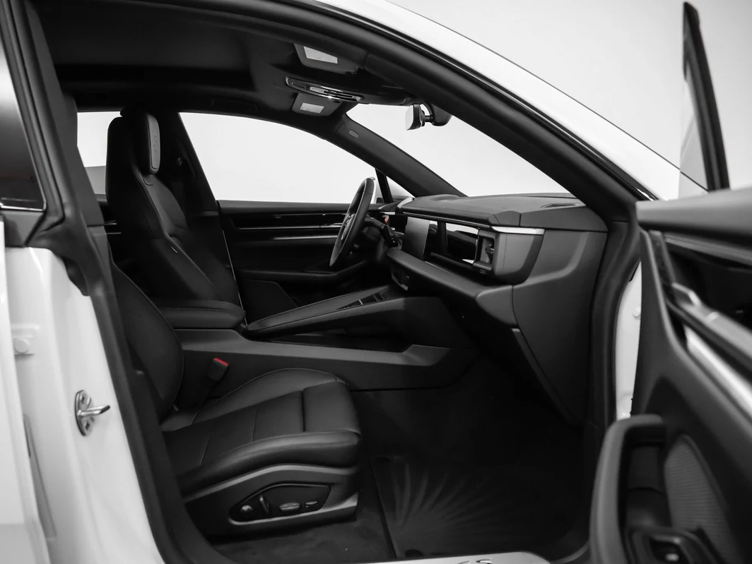 2025 Porsche Macan 4S Electric (XAB), 19/20