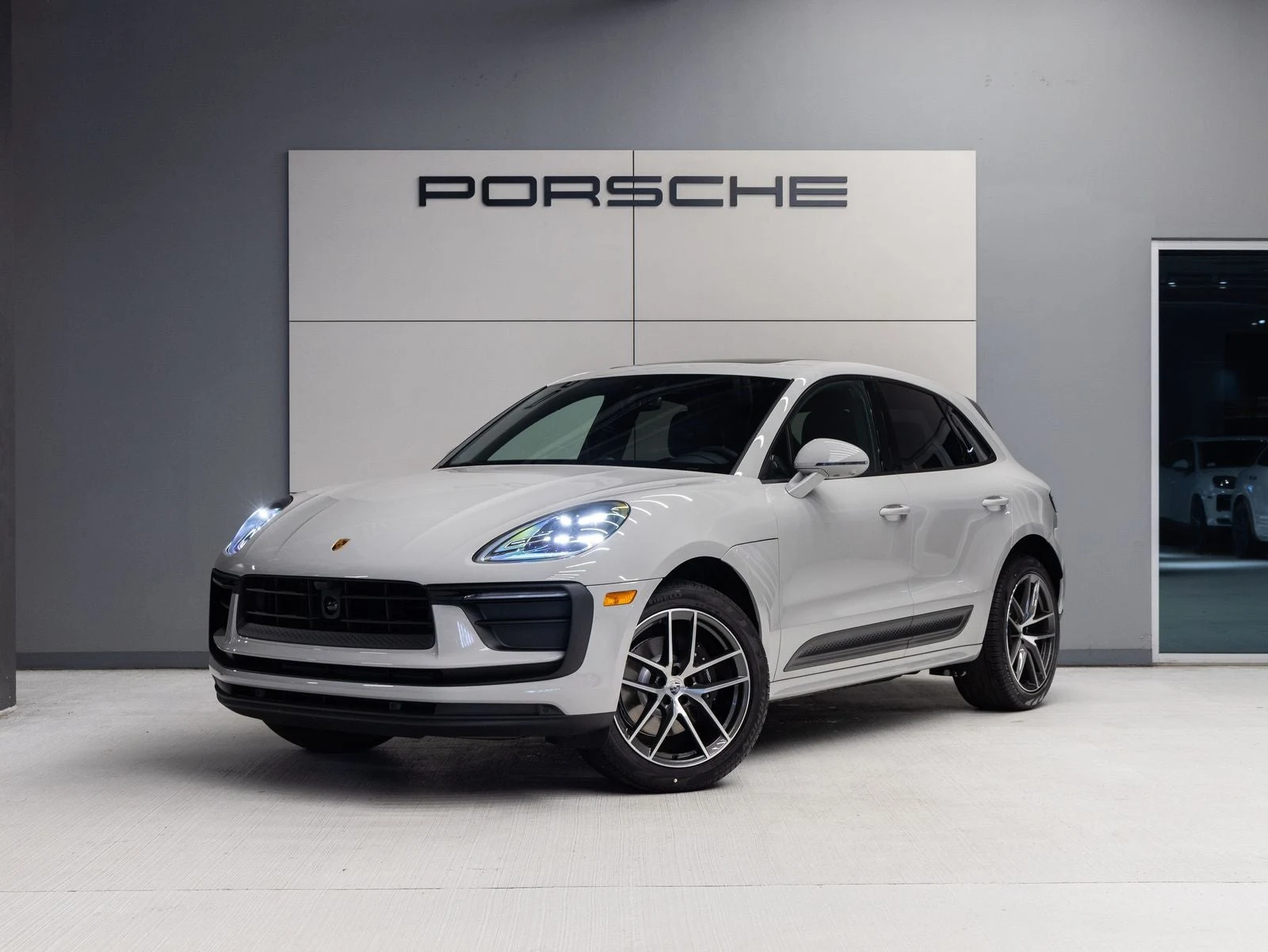 Porsche Macan (95B) · Chalk · Indigo Auto Group