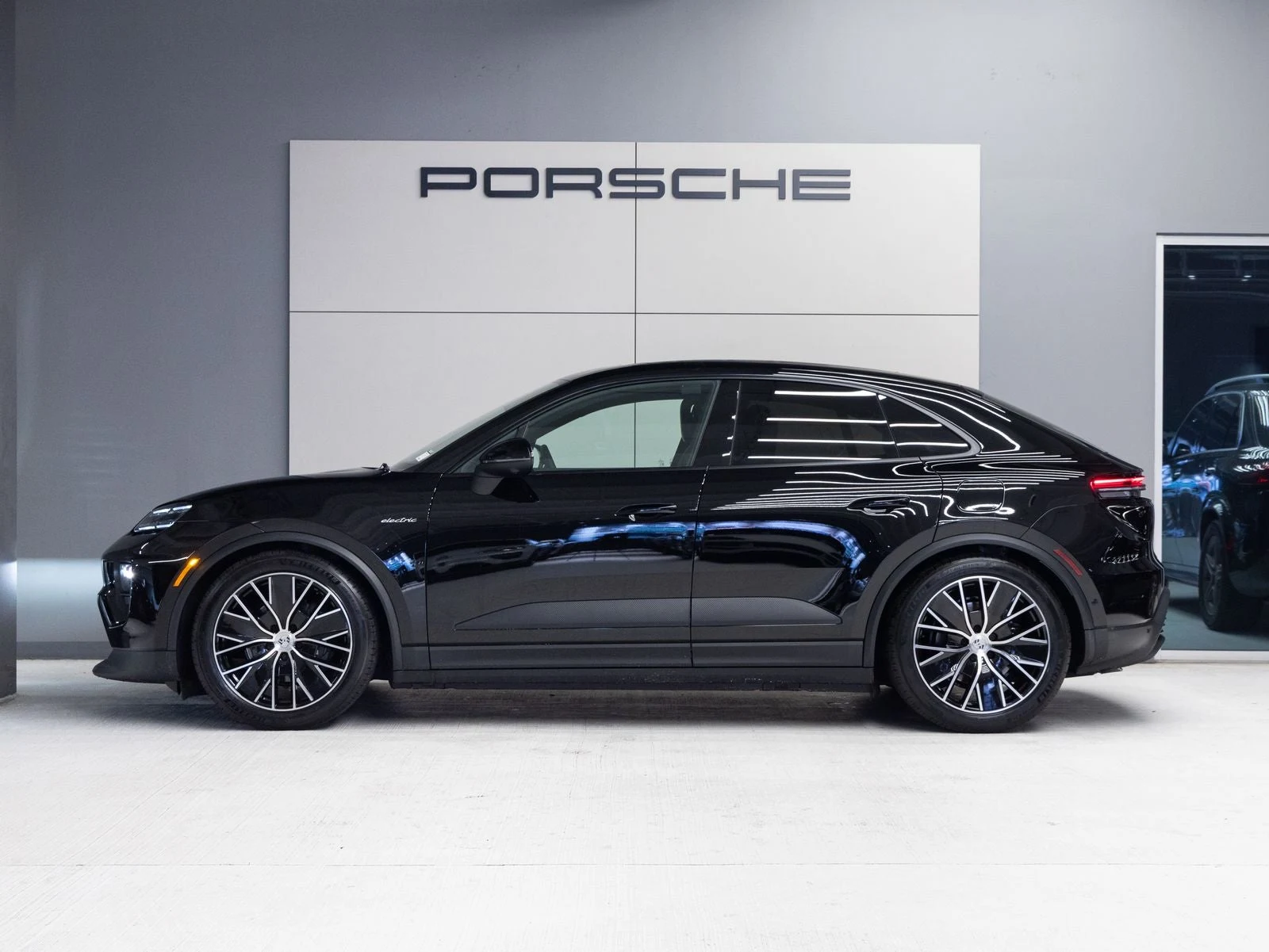 2026 Porsche Macan 4 Electric (XAB), 2/20