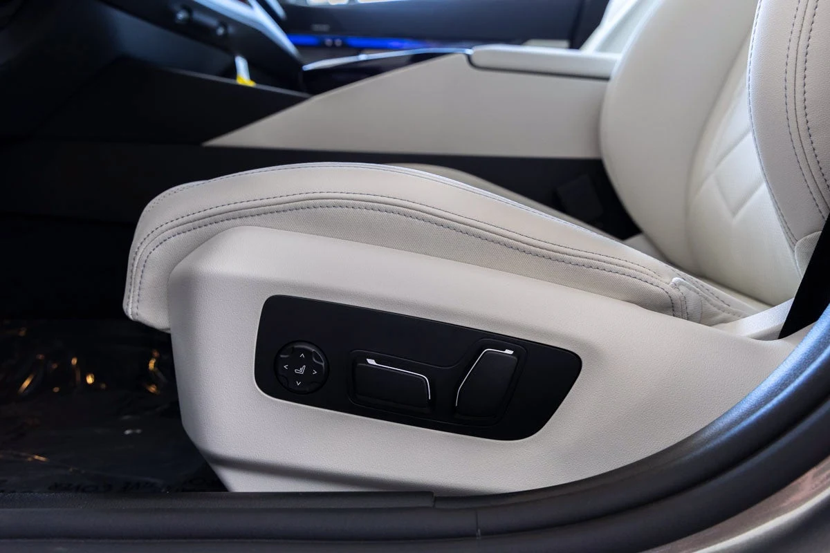 2026 BMW 550e xDrive (G60), 17/20